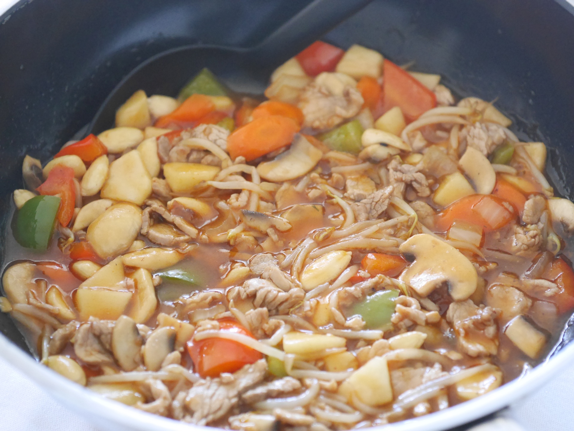 Schweinefilet s-sauer mit Ananas