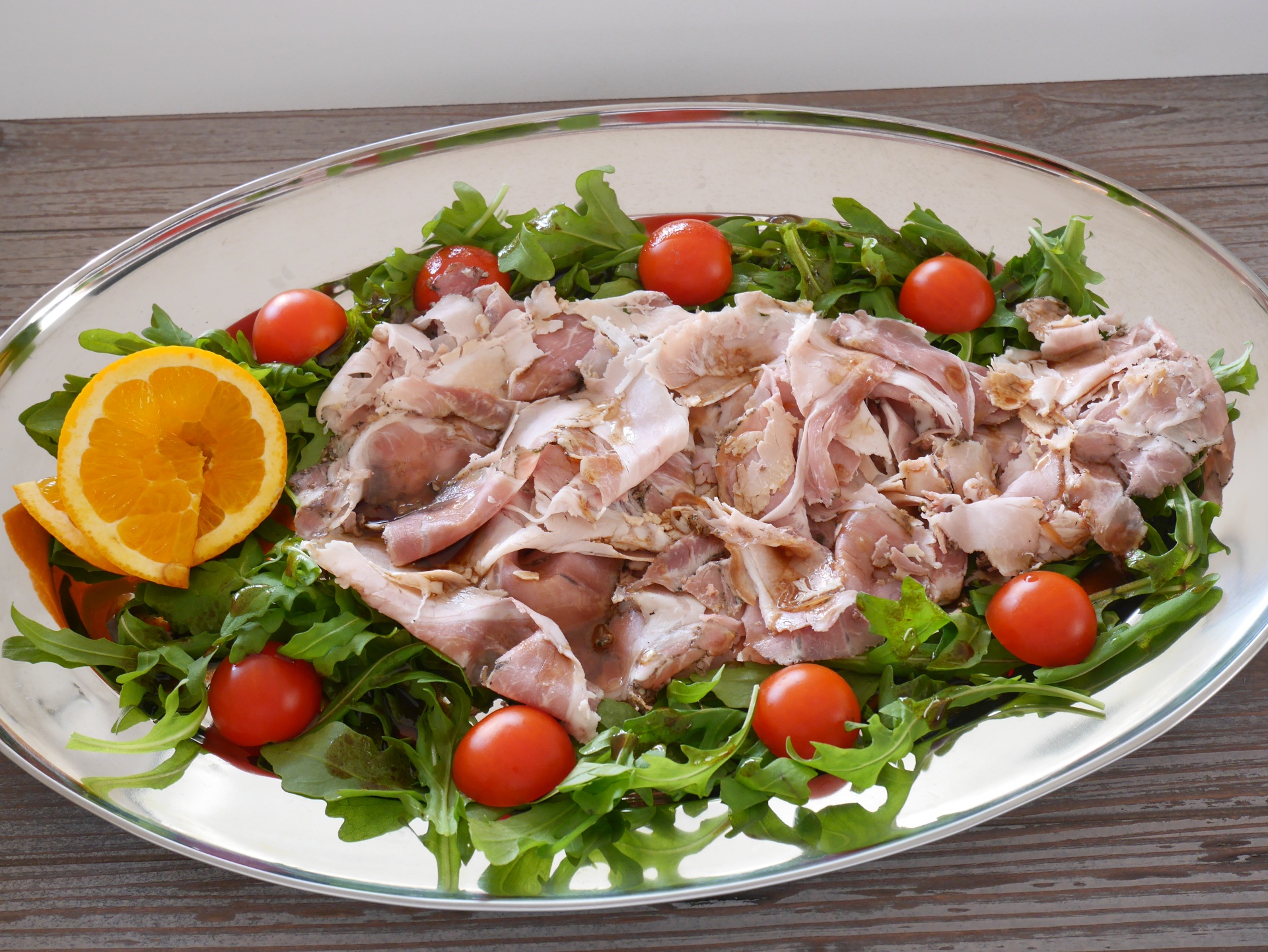 Porchetta auf Rucola mit Balsamicodressing