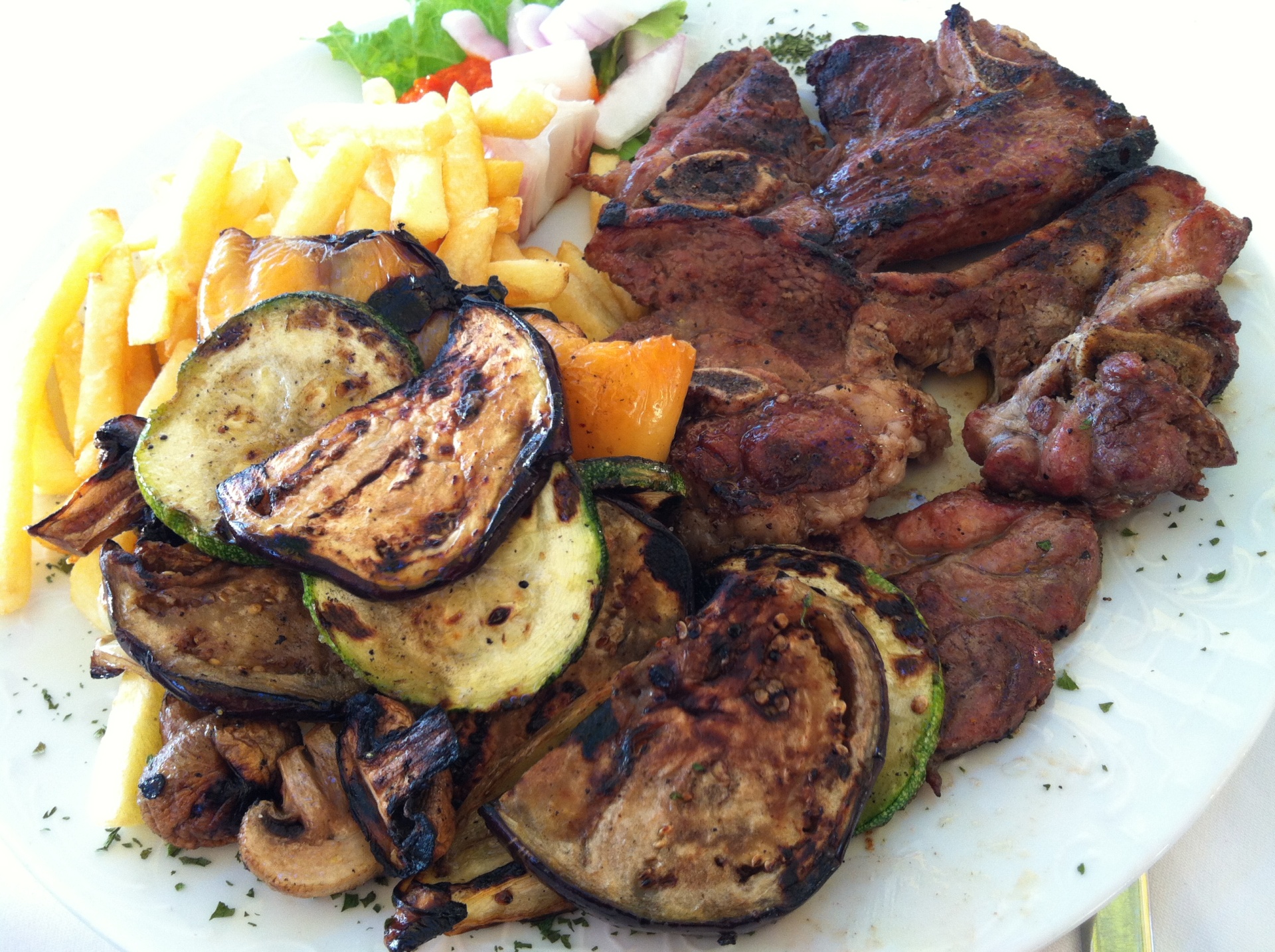 Lammscheiben aus der Keule mit gegrilltem
              Gemse