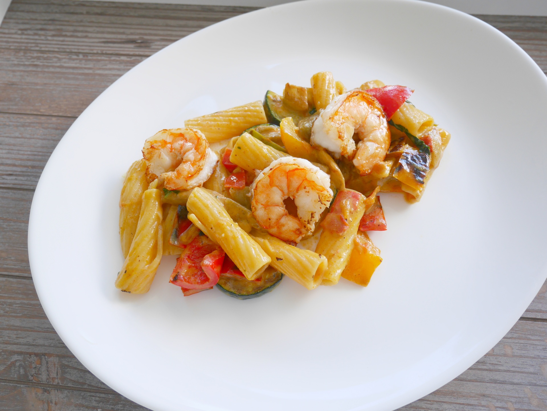 Tortiglioni mit Gemse, Curry und gebratenen
              Garnelen