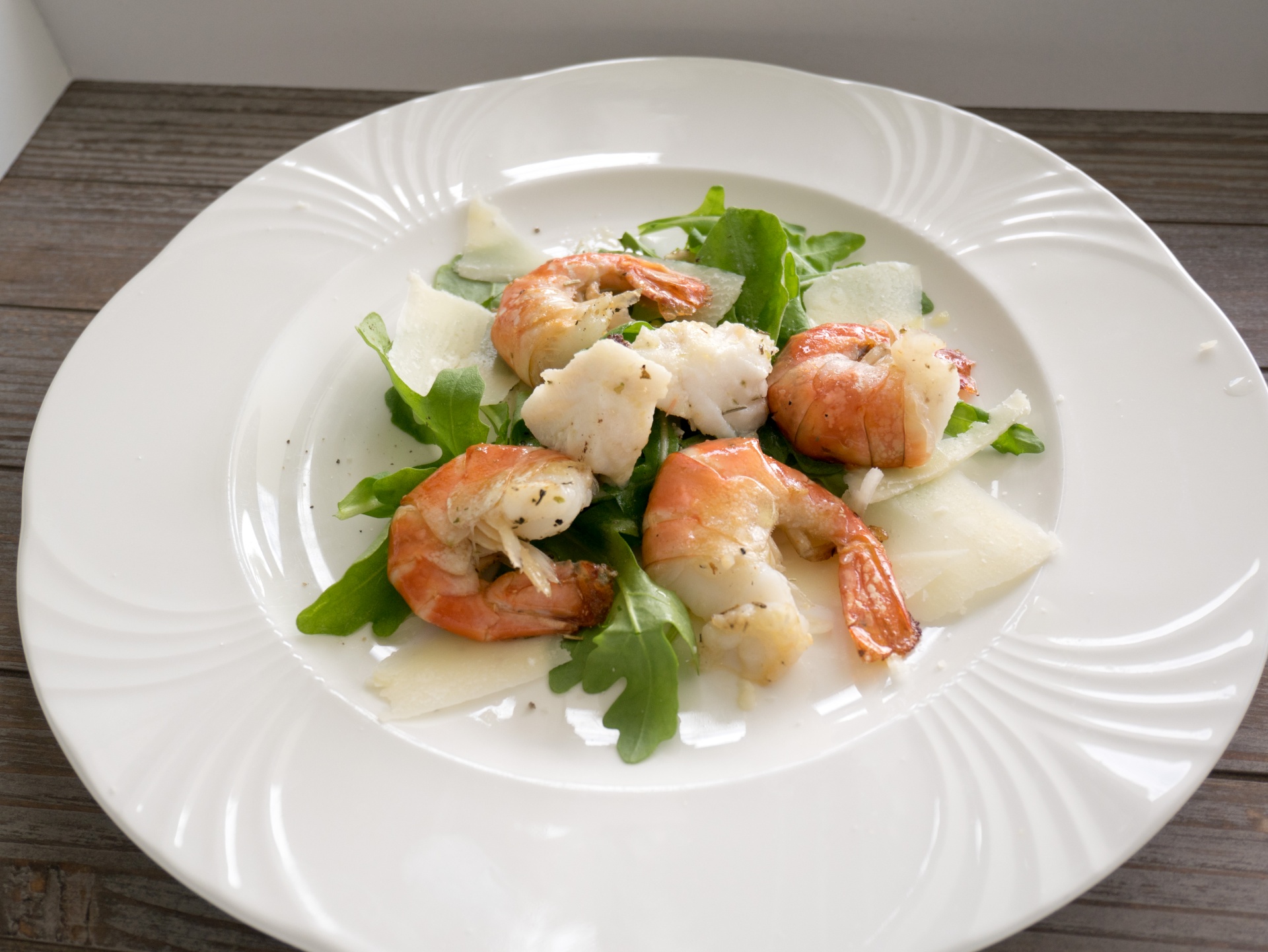 Garnelen und Fisch auf Rucola