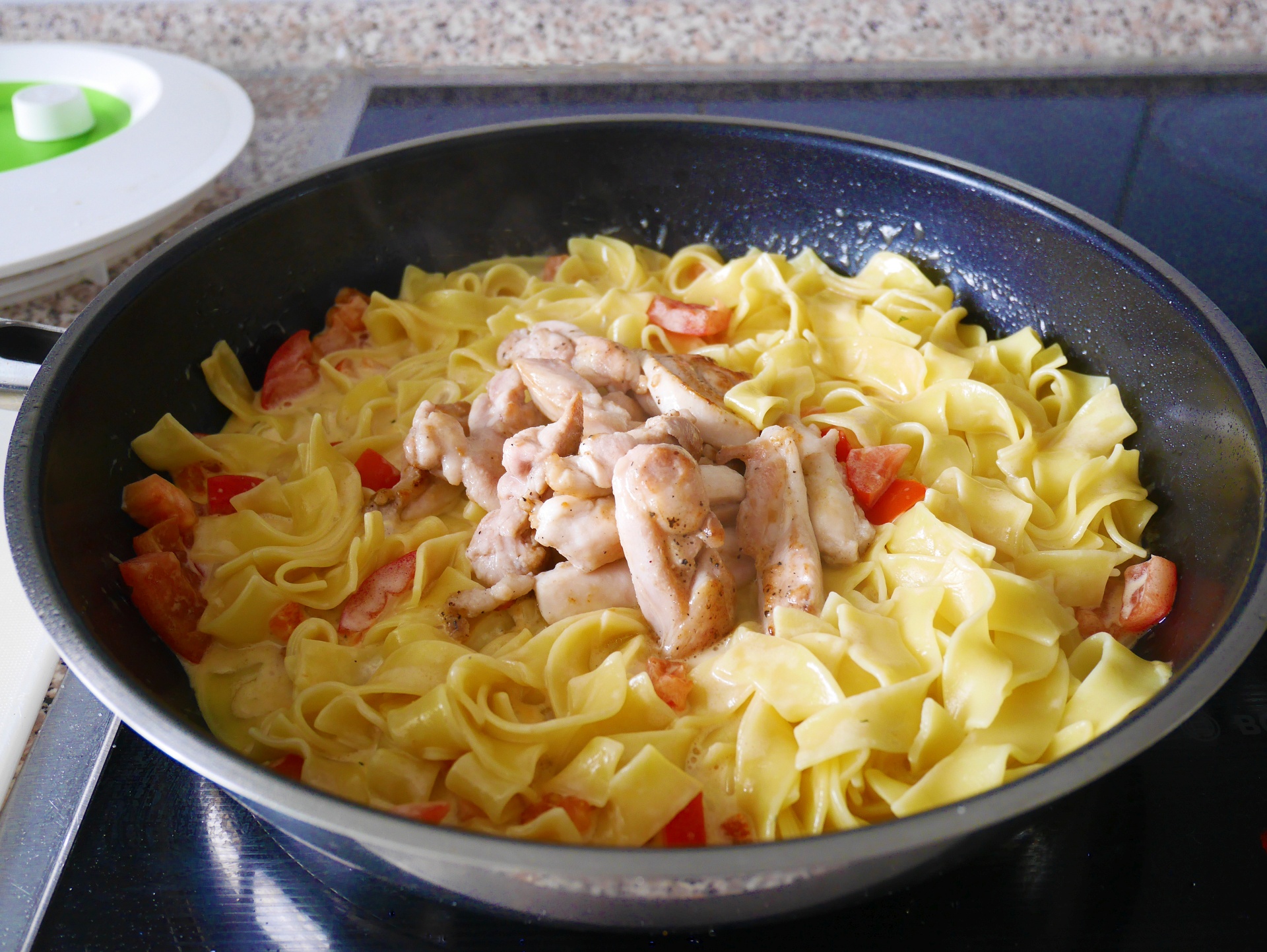 Bandnudeln mit Hhnchenragout und
              Gorgonzolasauce