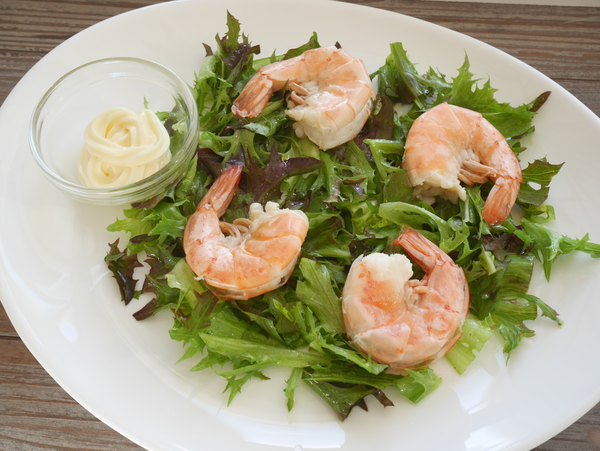 Pochierte Riesengarnelen auf Blattsalat
