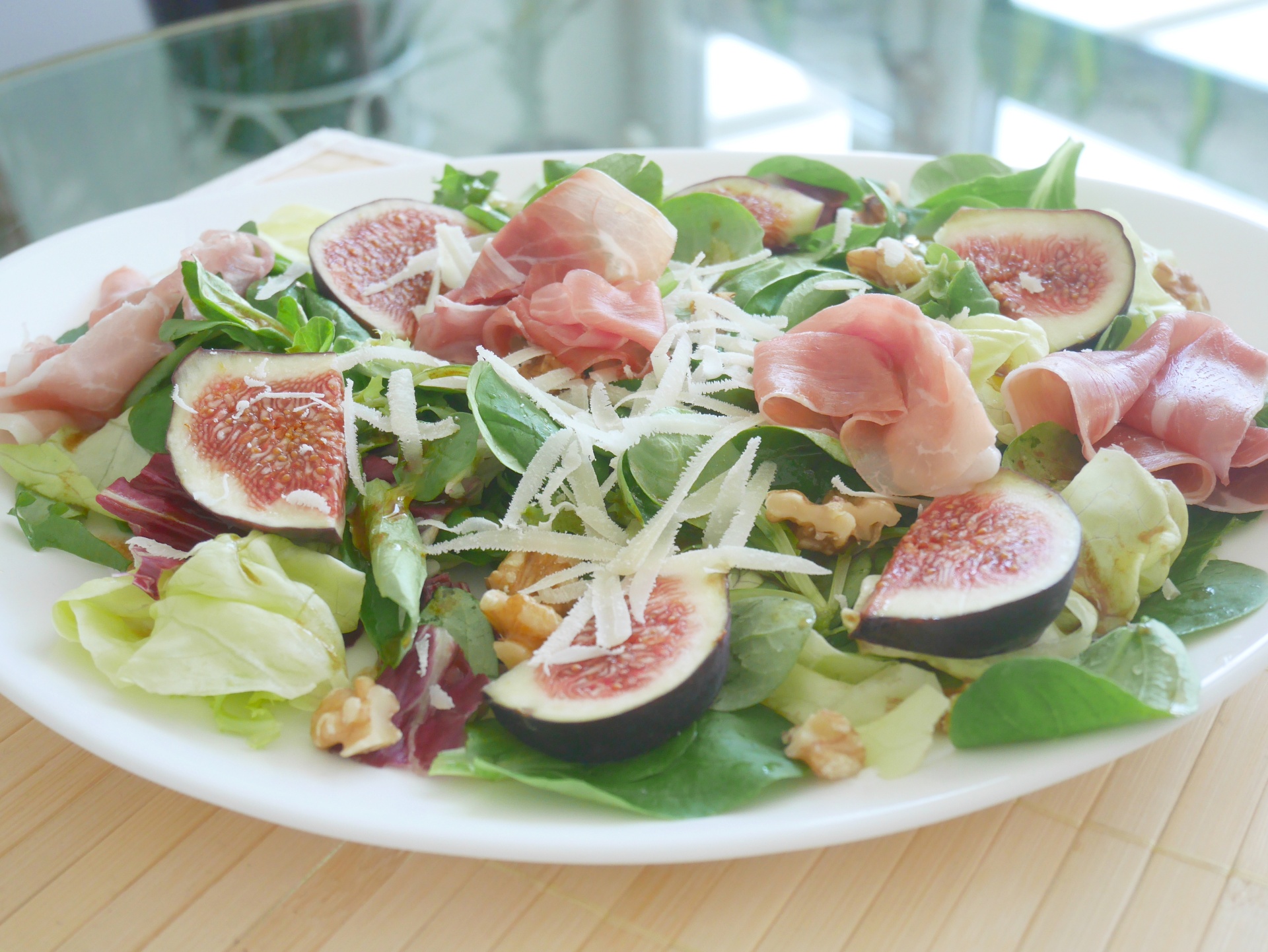 Feldsalat mit Feigen, Parmaschinken und
              Parmesan