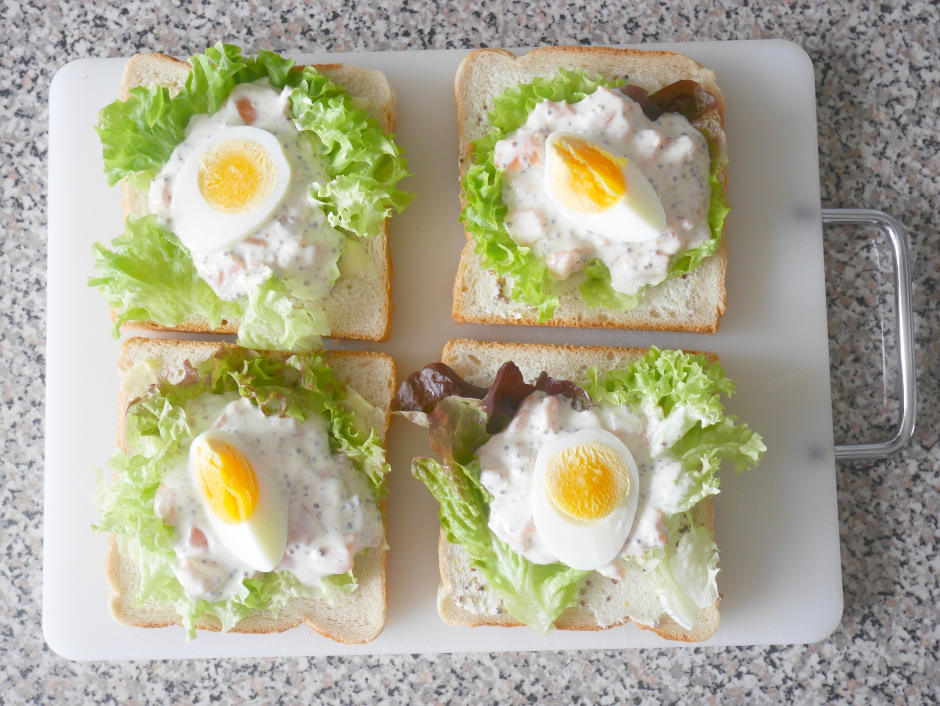 Lachstoast mit Senfsauce und Ei