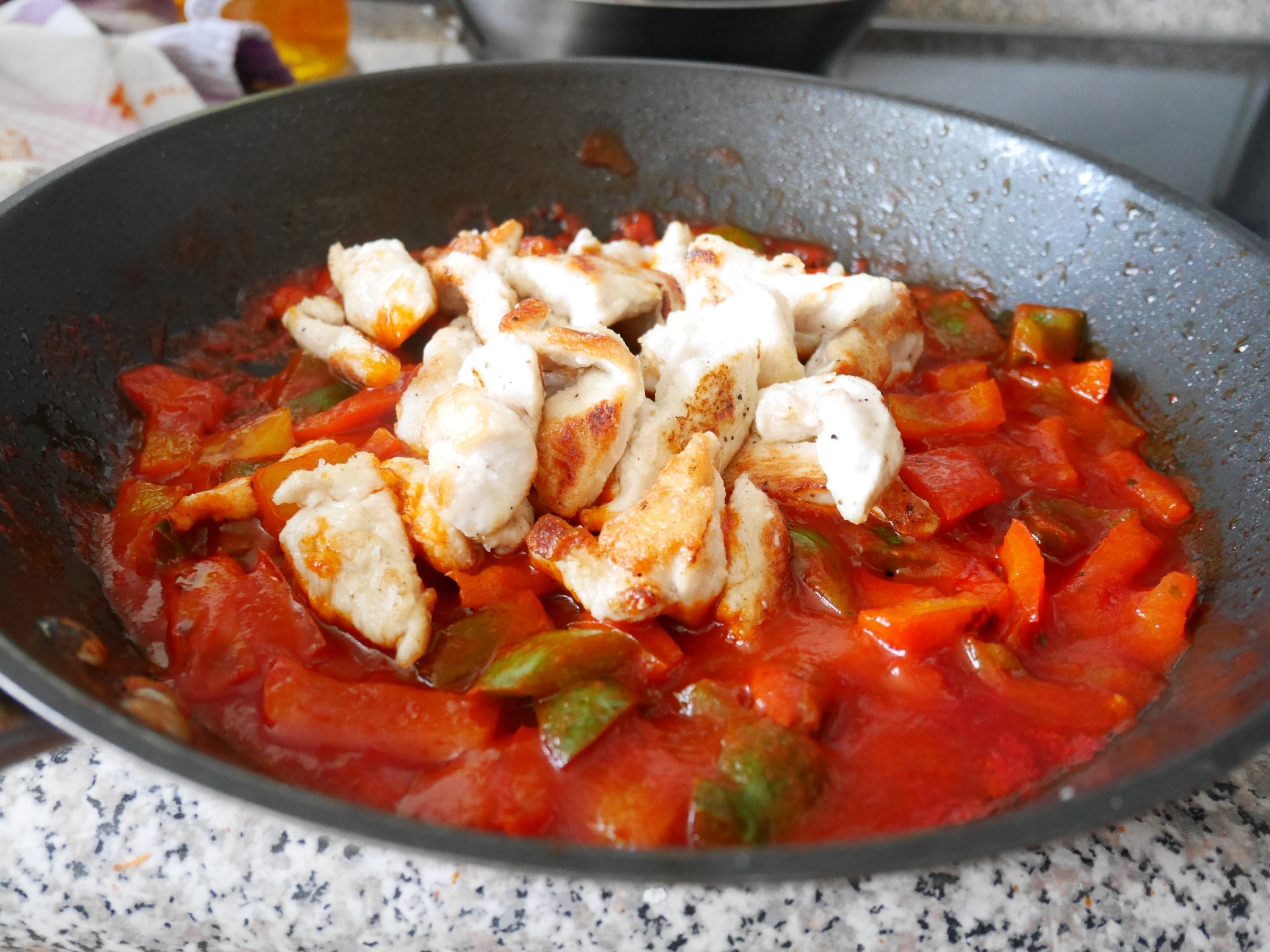 Hhnchengeschnetzeltes mit Paprika und
              Tomatenmark