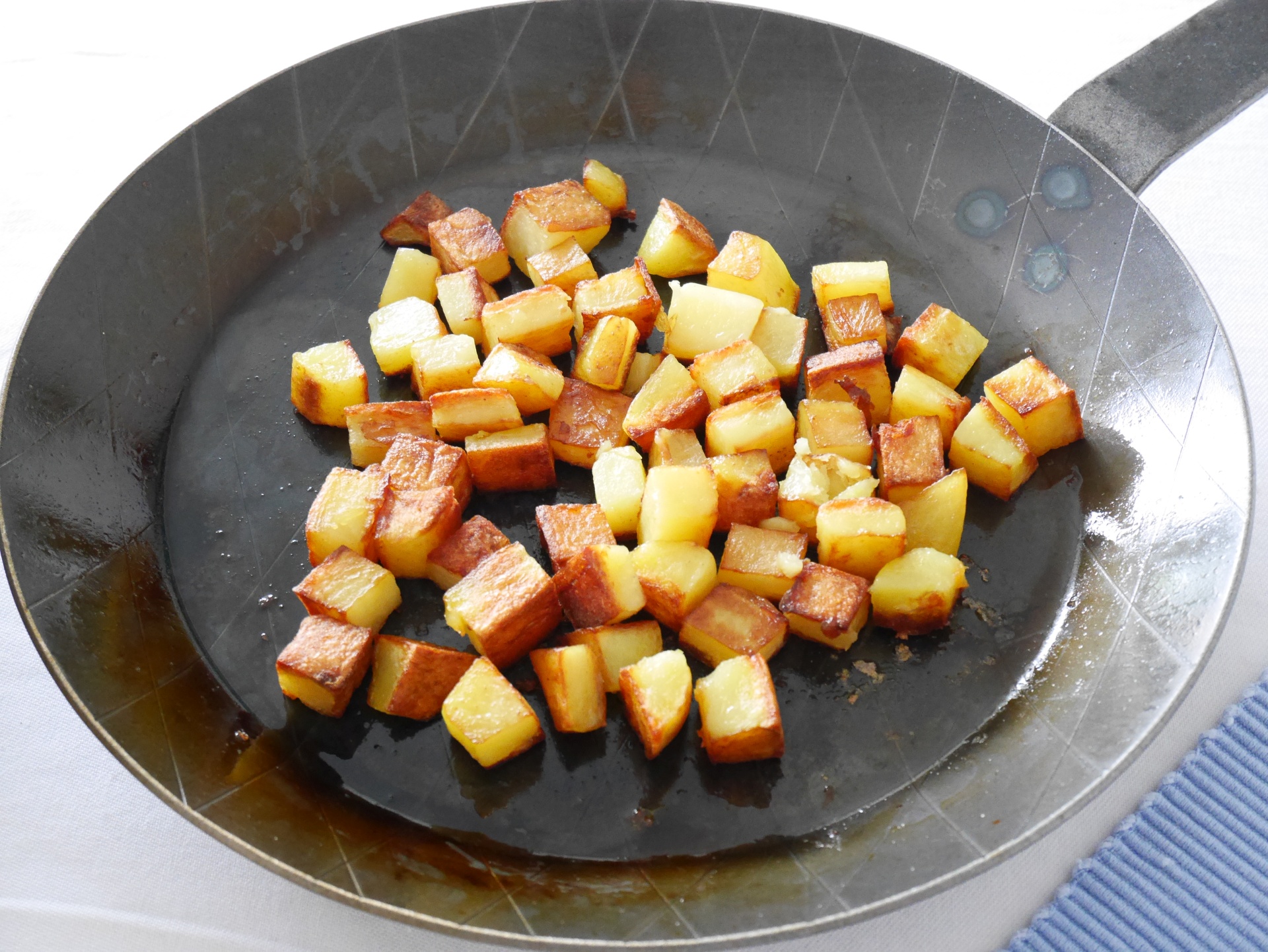 Kartoffelwrfel in der Eisenpfanne