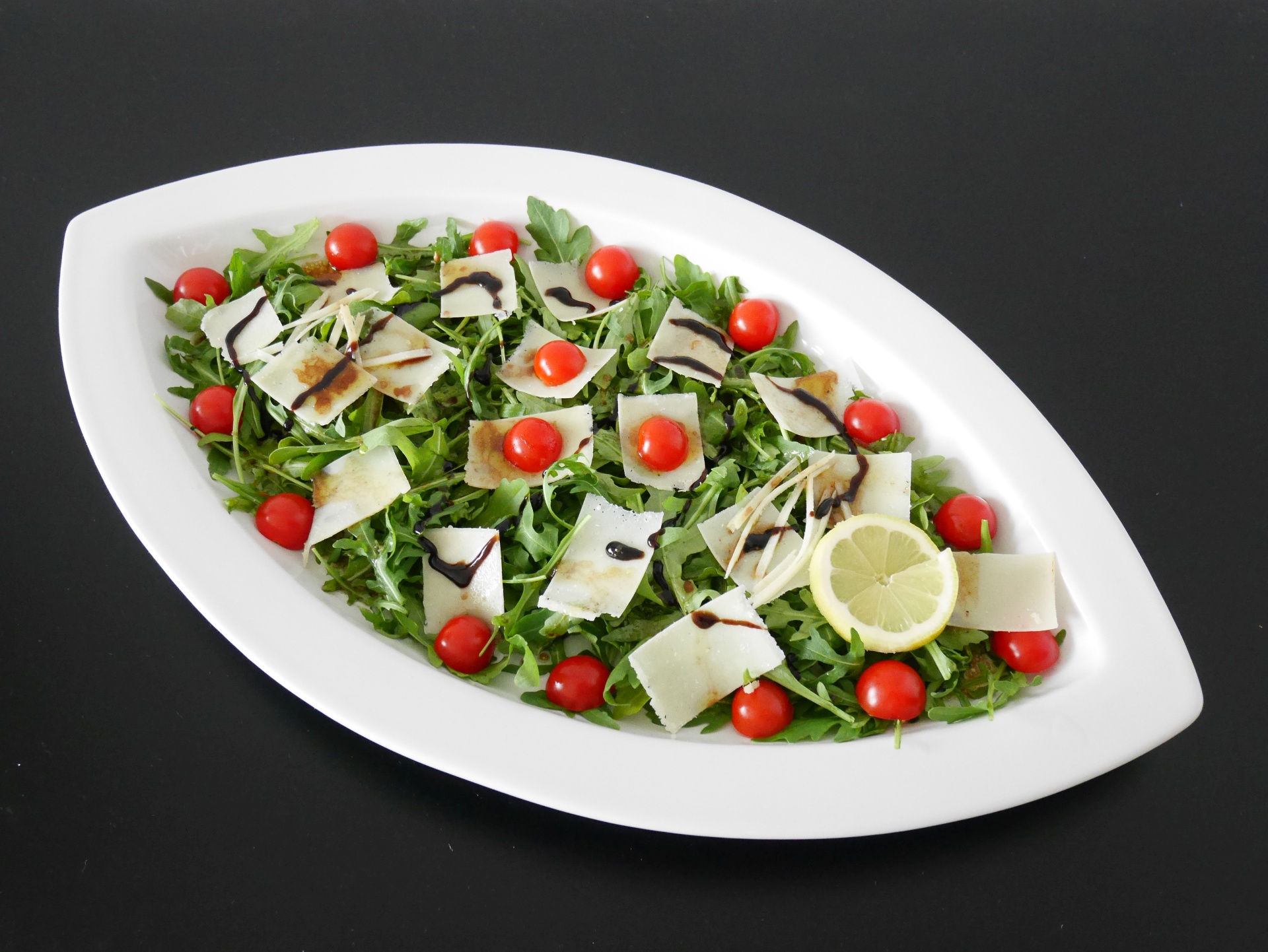 Rucola mit Parmesan und Balsamicodressing