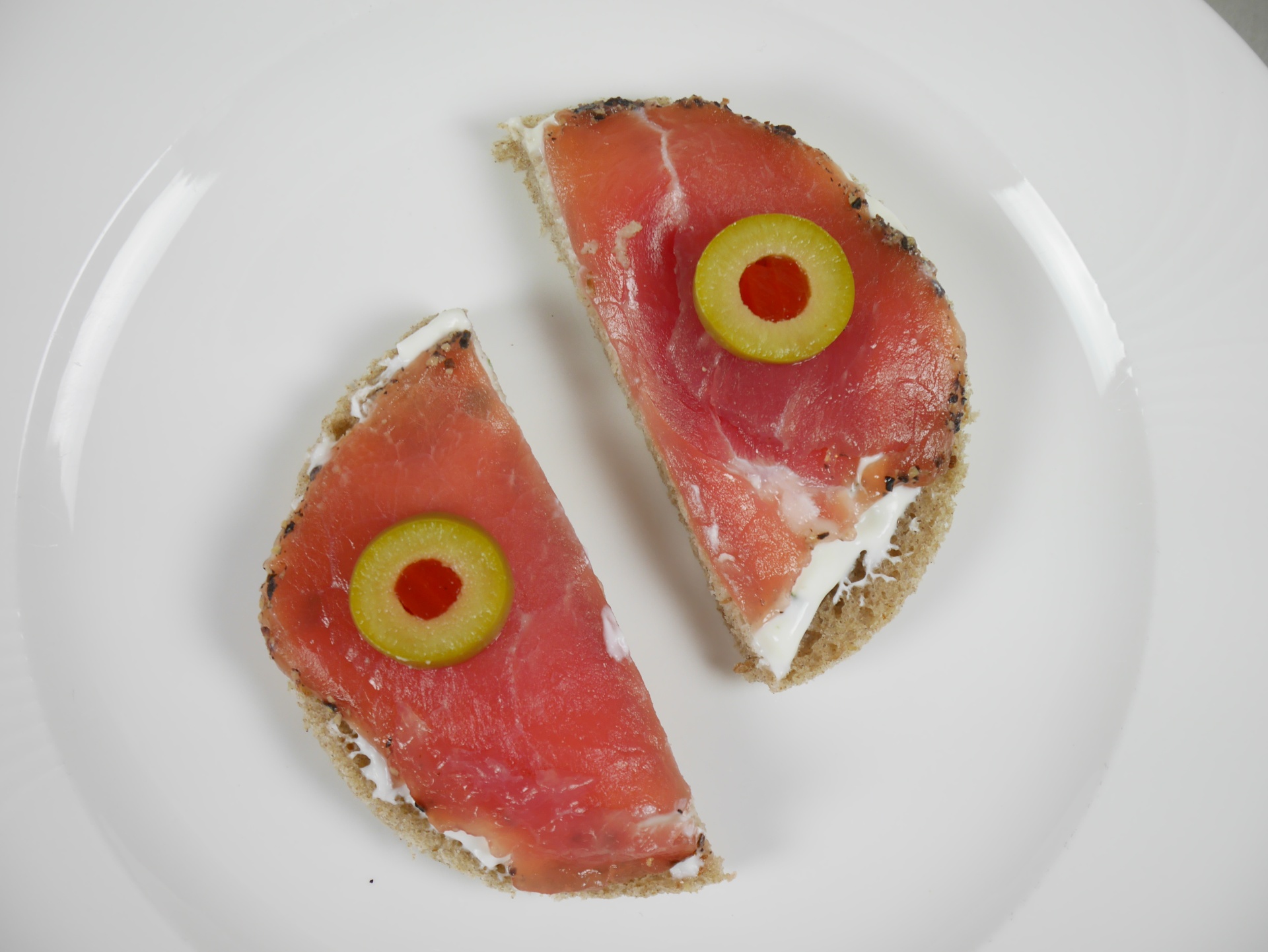 Roggenbrottaler mit Sour Cream und
              Lachsfleisch mit Pfefferrand