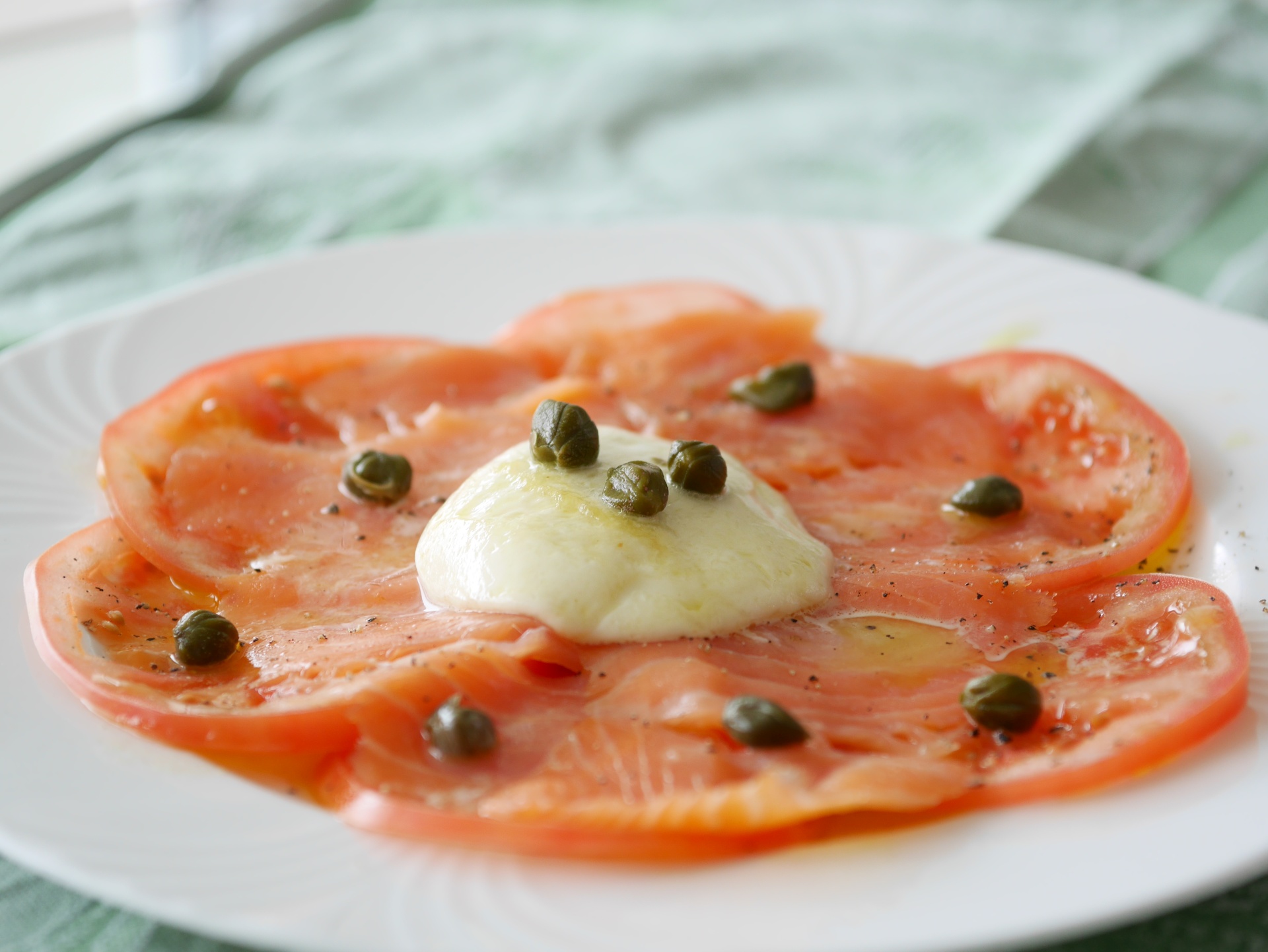 Rucherlachs auf Tomatencarpaccio, mit
              gebratenem Mozzarella