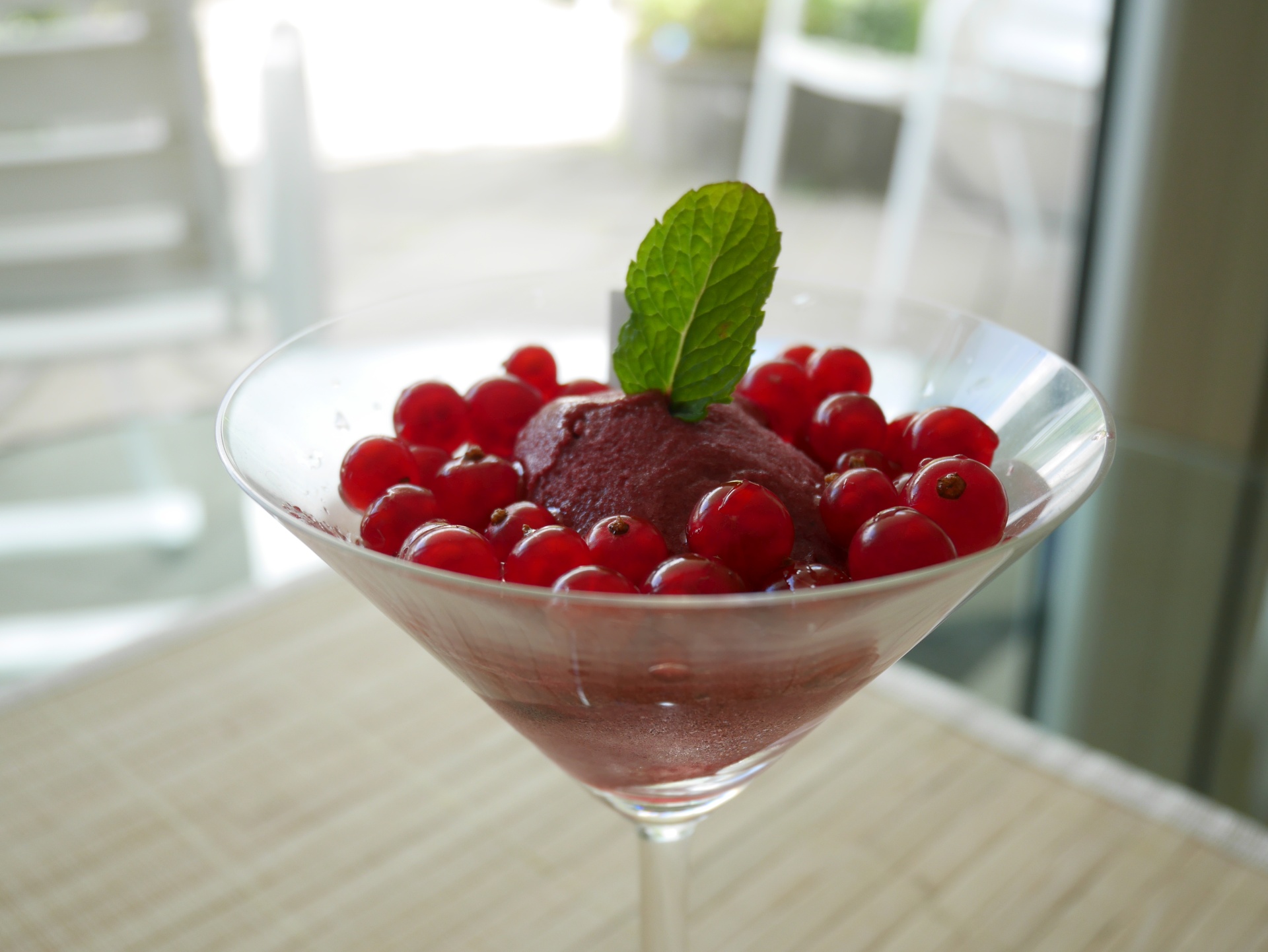 Johannisbeer-Sorbet mit Beeren und
              Williamsbirne