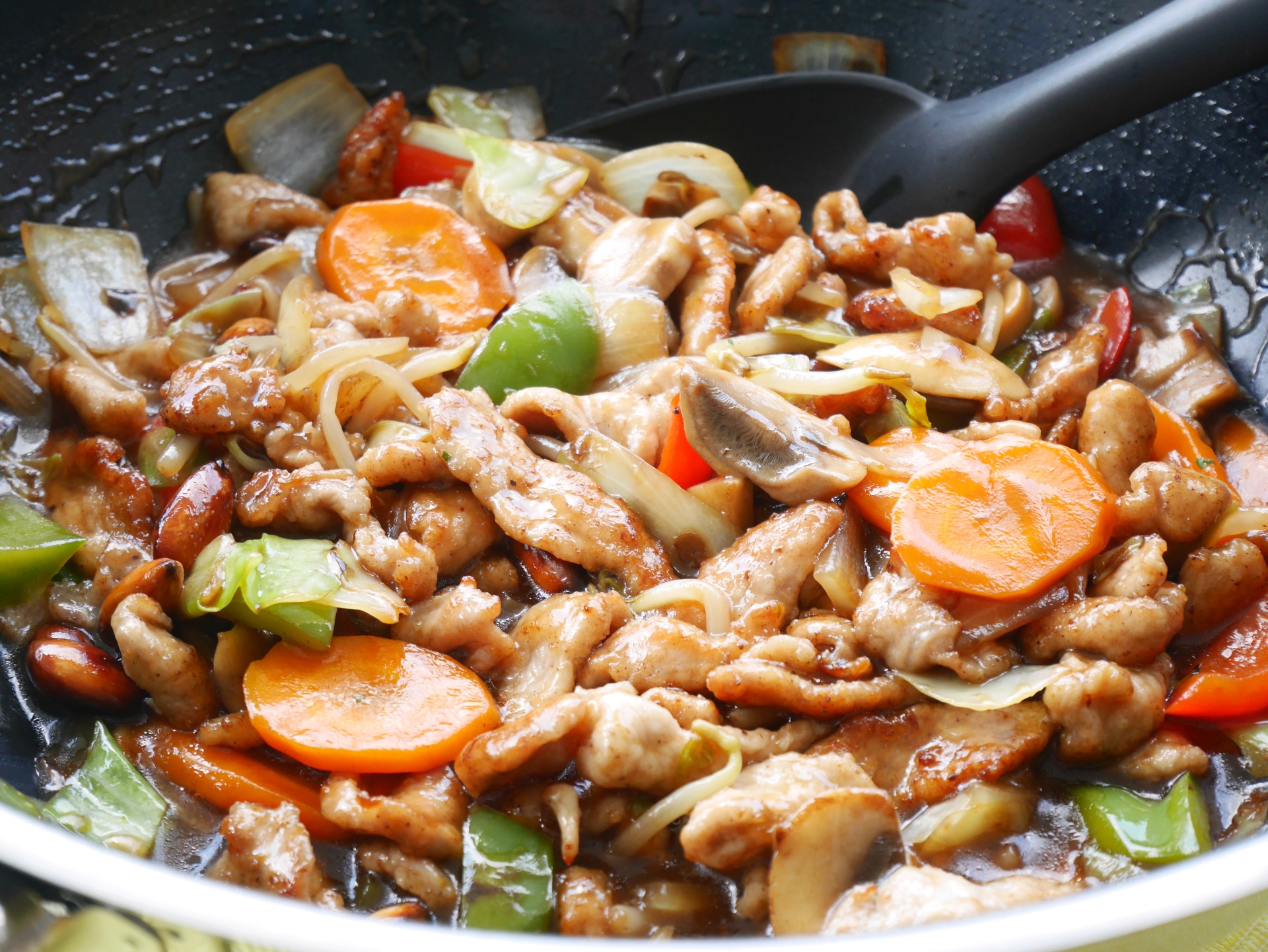 Schweinefleisch mit Gemse und Mandeln