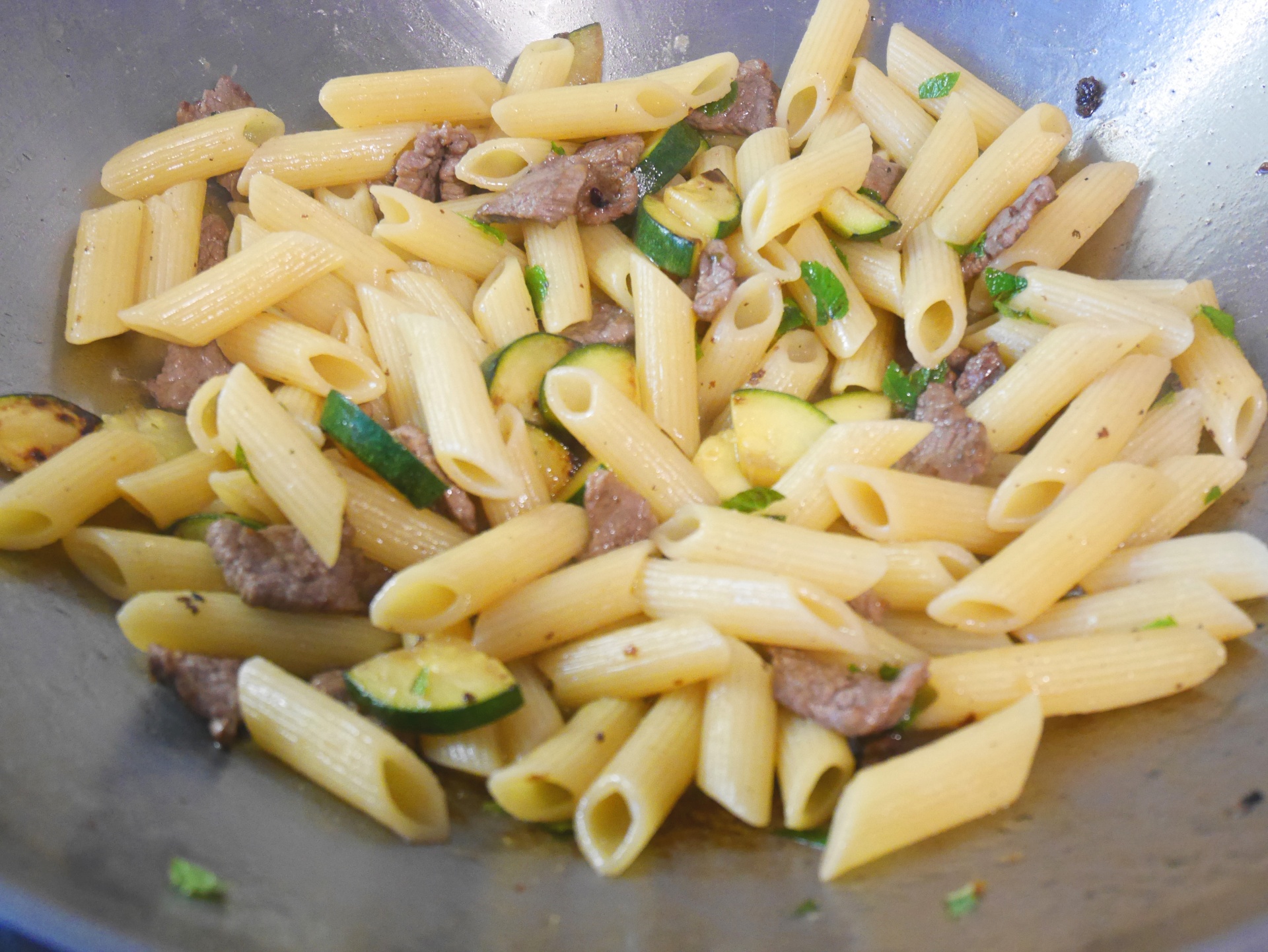 Penne Sizilia mit Rinderfiletstreifen,
              Zucchini, Minze und Buttersauce