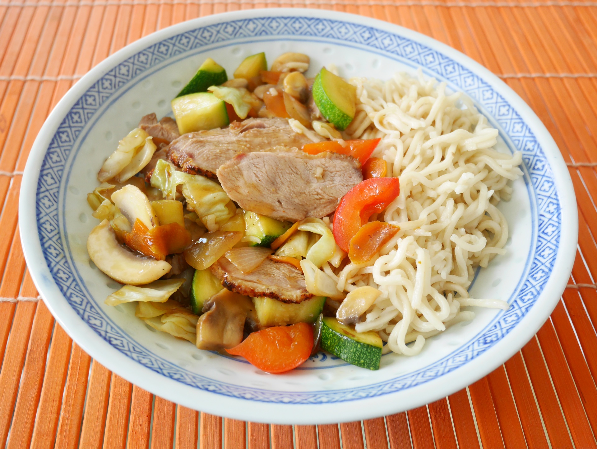 Ente mit Gemse, Mie-Nudeln und asiatischer
              brauner Sauce