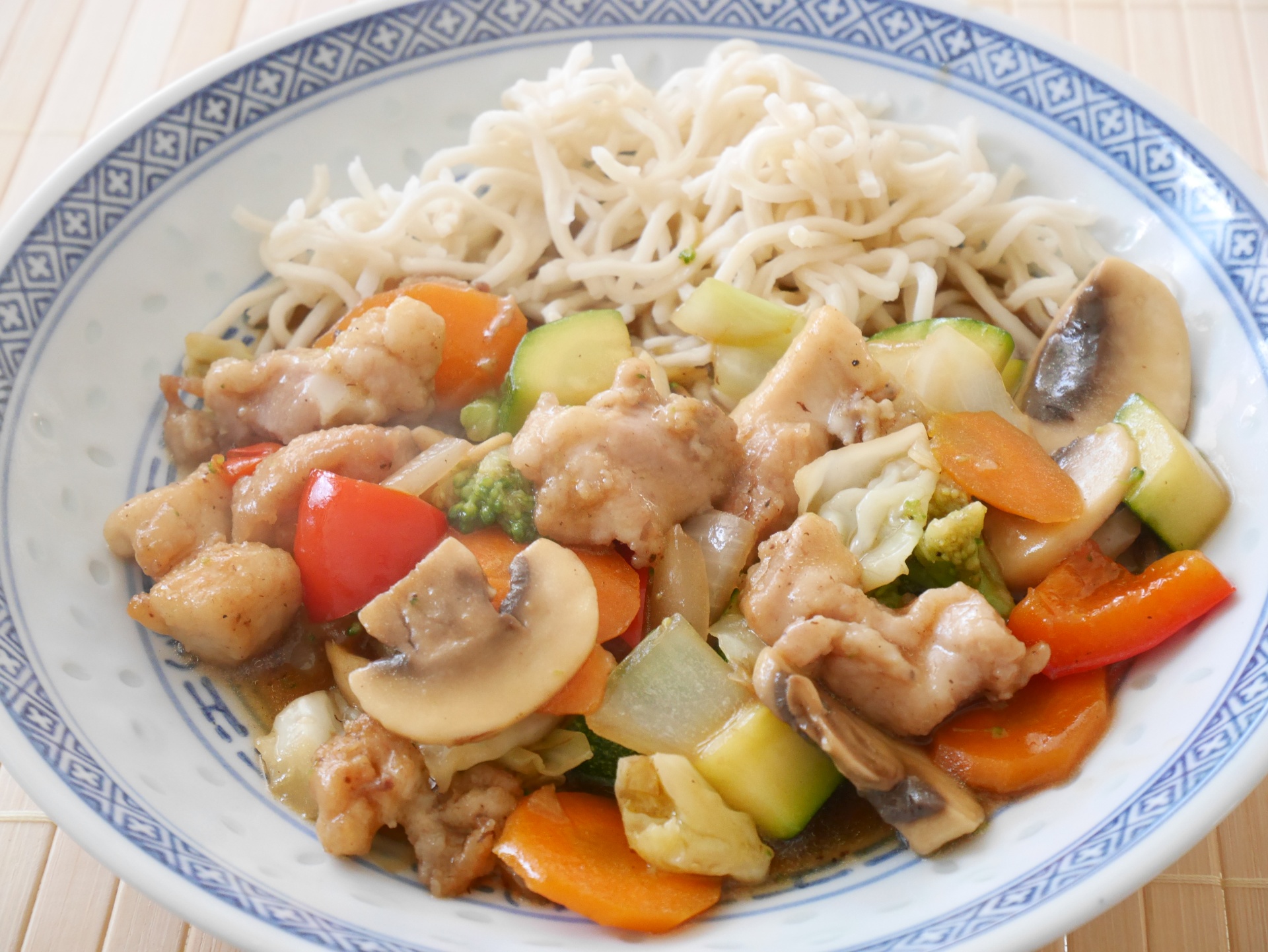 Huhn mit Gemse, Mie-Nudeln und asiatischer
              brauner Sauce