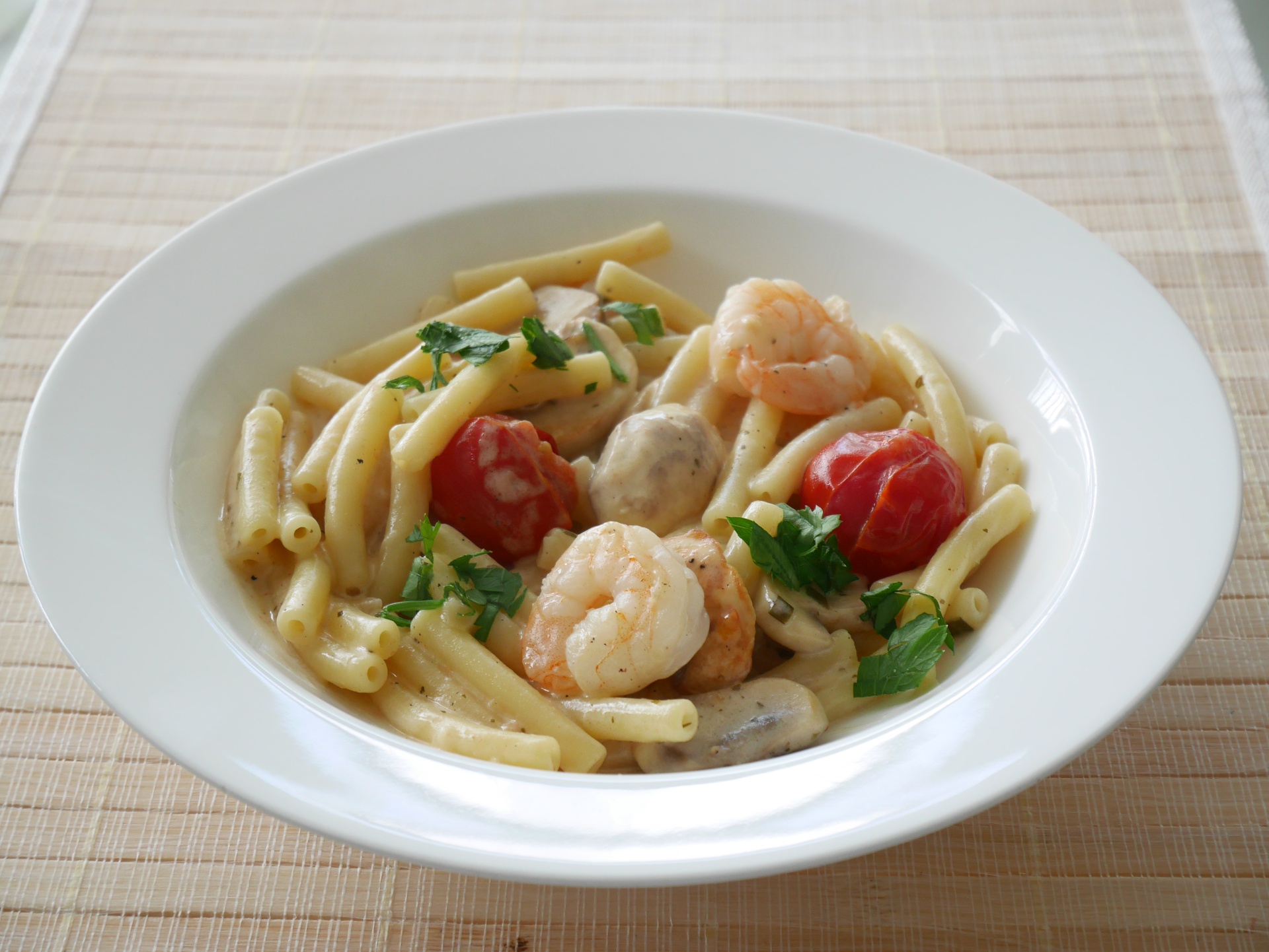 Maccheroni in Krutersahne mit Garnelen und
              Pilzen