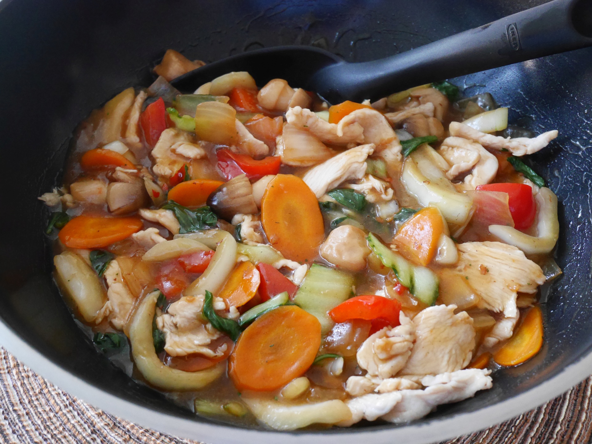Huhn mit Pak Choi und Strohpilzen