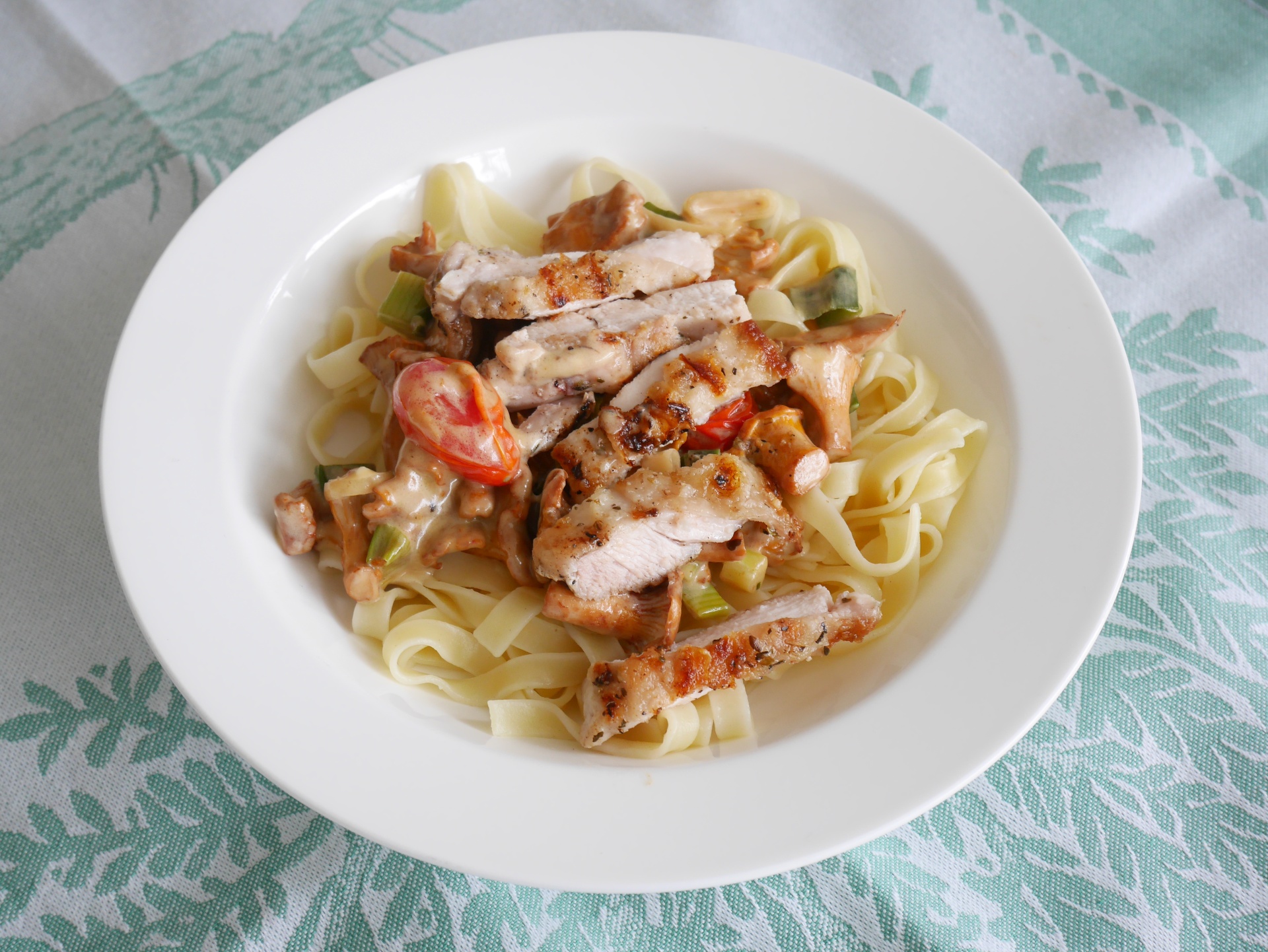 Tagliatelle mit frischen Pfifferlingen und
              knusprigen Hhnchenteilen