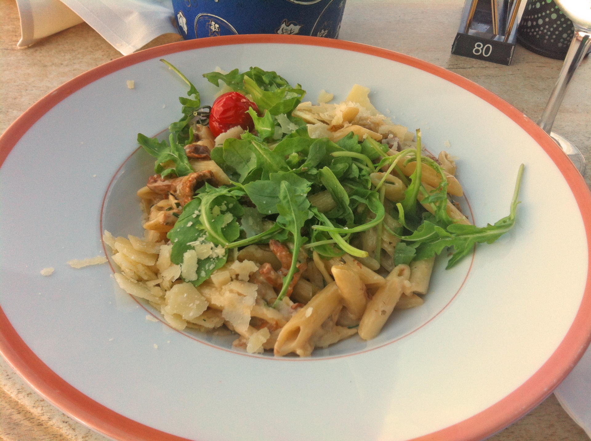 Penne mit Krutersahne, Pfifferlingen, Rucola
              und Parmesan