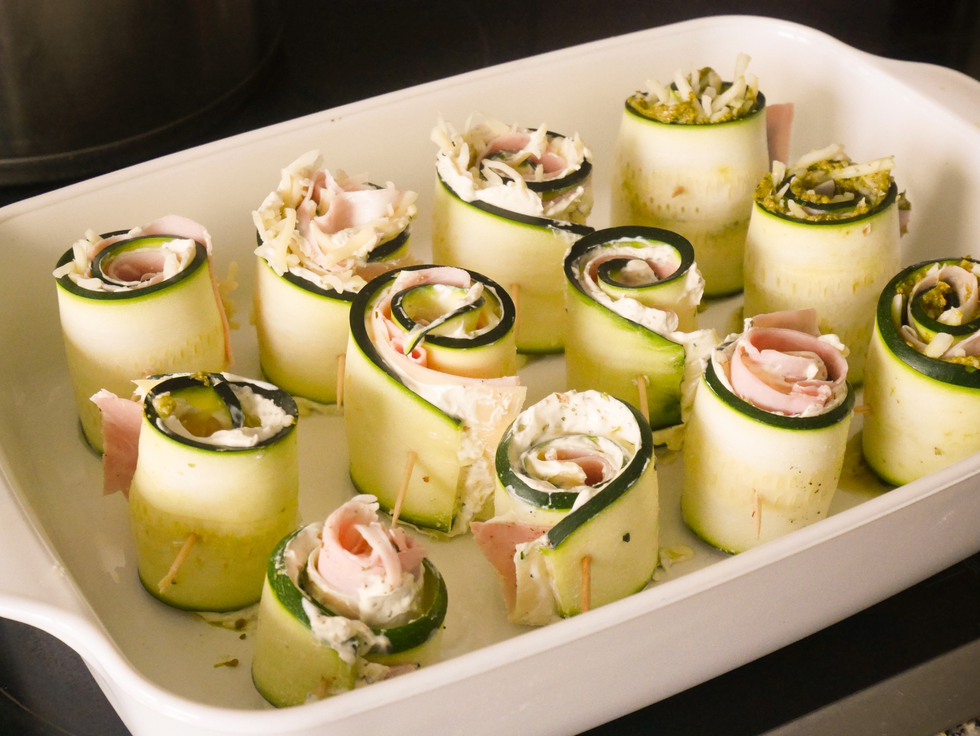 Zucchinirllchen mit Frischkse, Mozzarella
              und Prosciutto