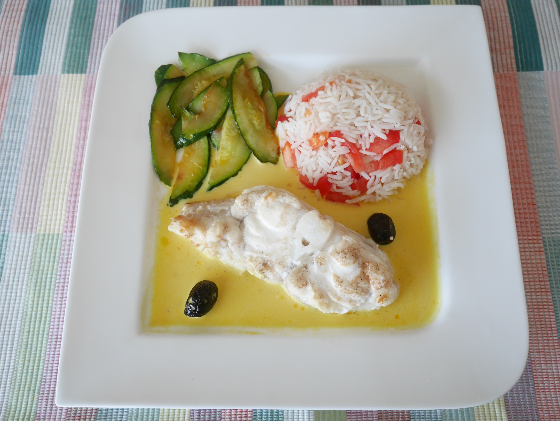 Seeteufel mit Safransauce, Zucchini und
              Tomatenreis