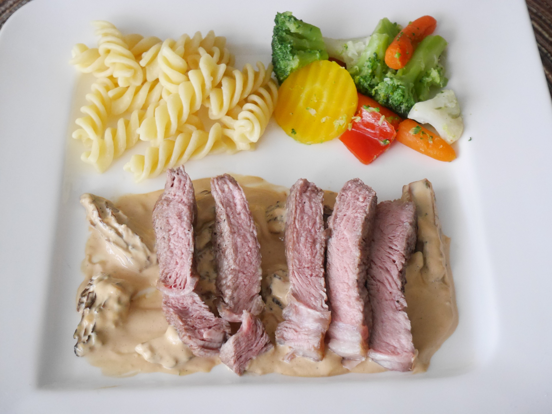 Rindersteakstreifen auf Morchelrahm