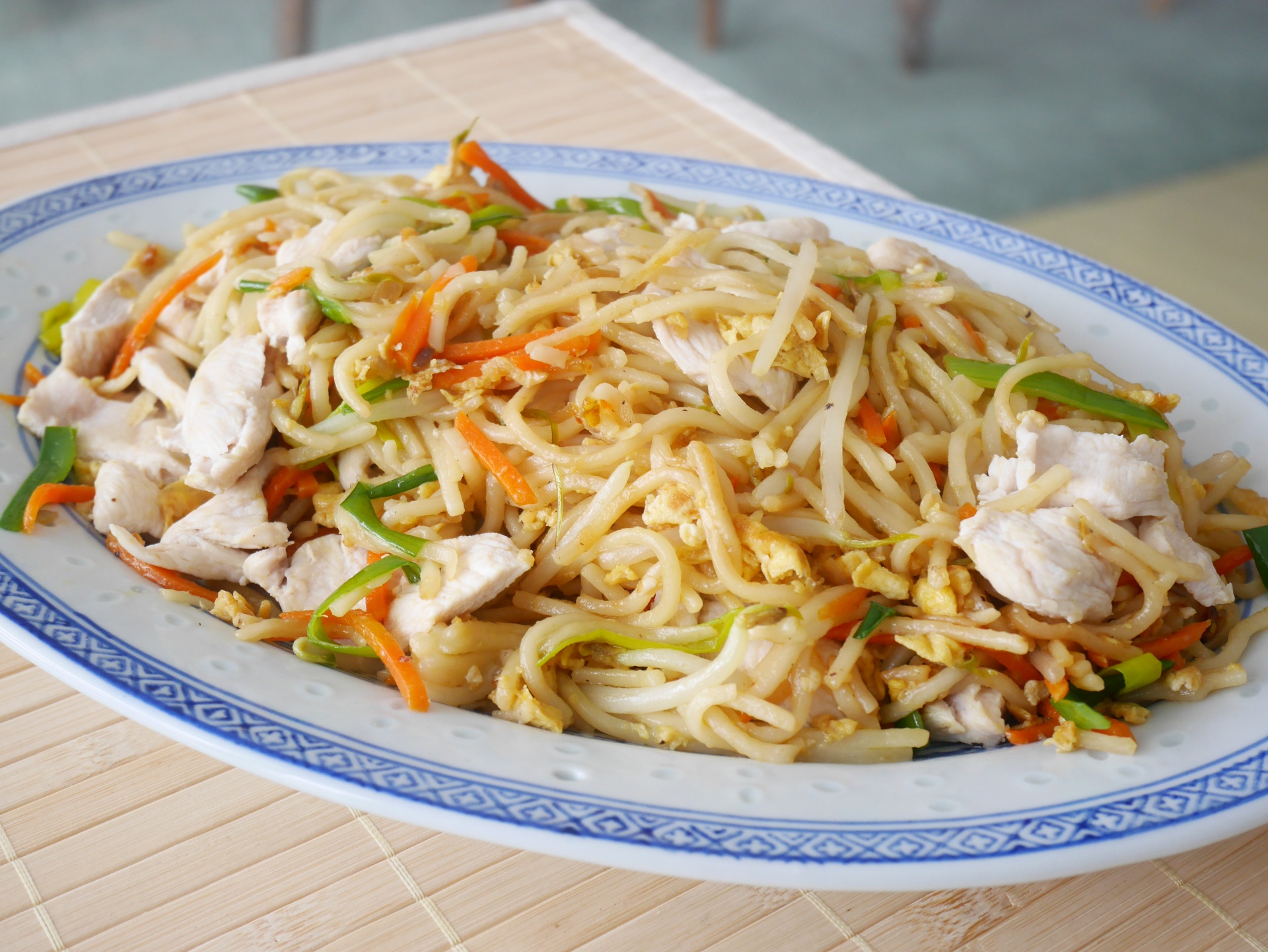 Asiatische Nudeln mit Hhnchenfleisch