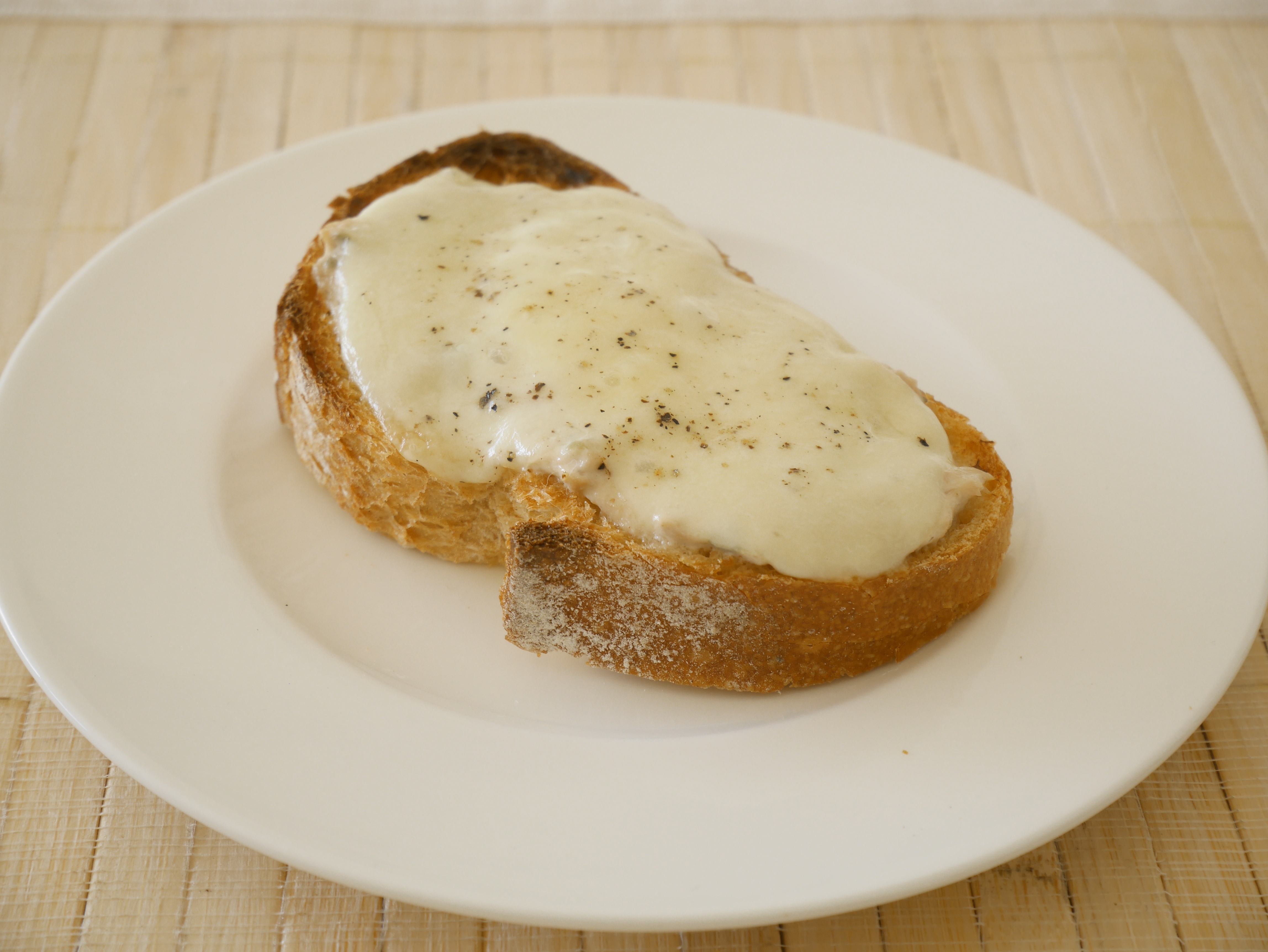Rstbrote mit Thunfischcreme und berbackenem
              Mozzarella