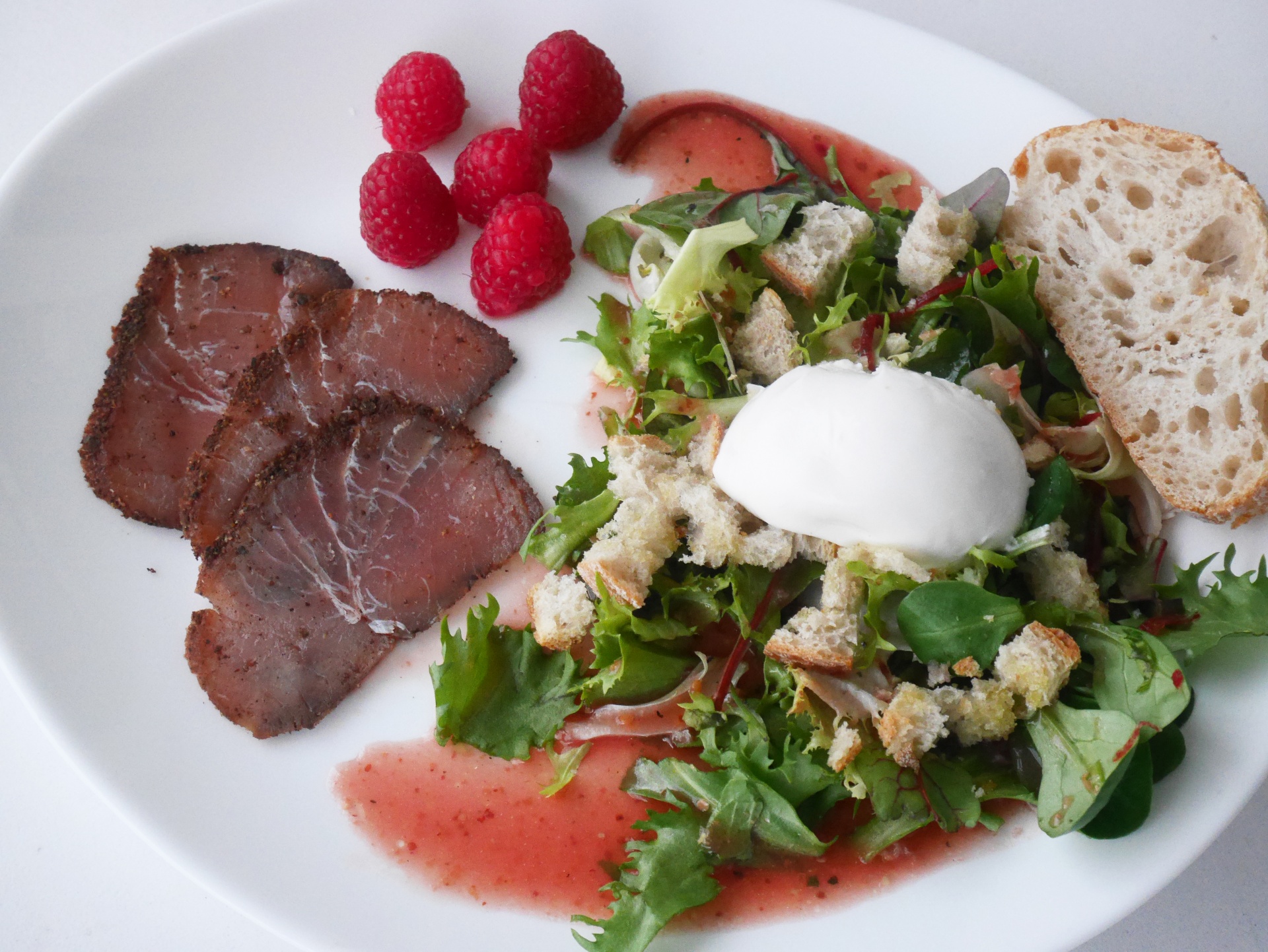 Burrata mit geruchertem Thunfisch