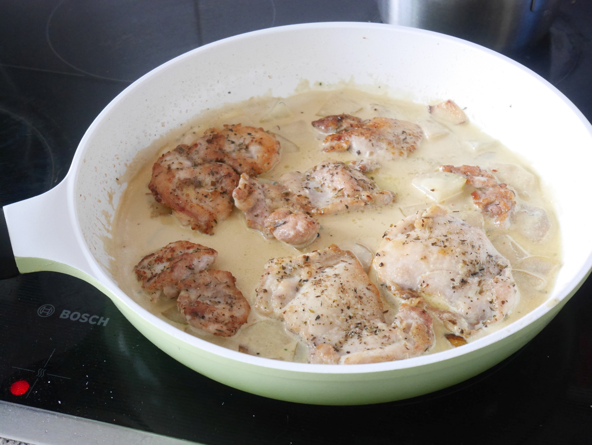 Ausgelste Hhnchenoberschenkel mit Birne und
              Roquefort