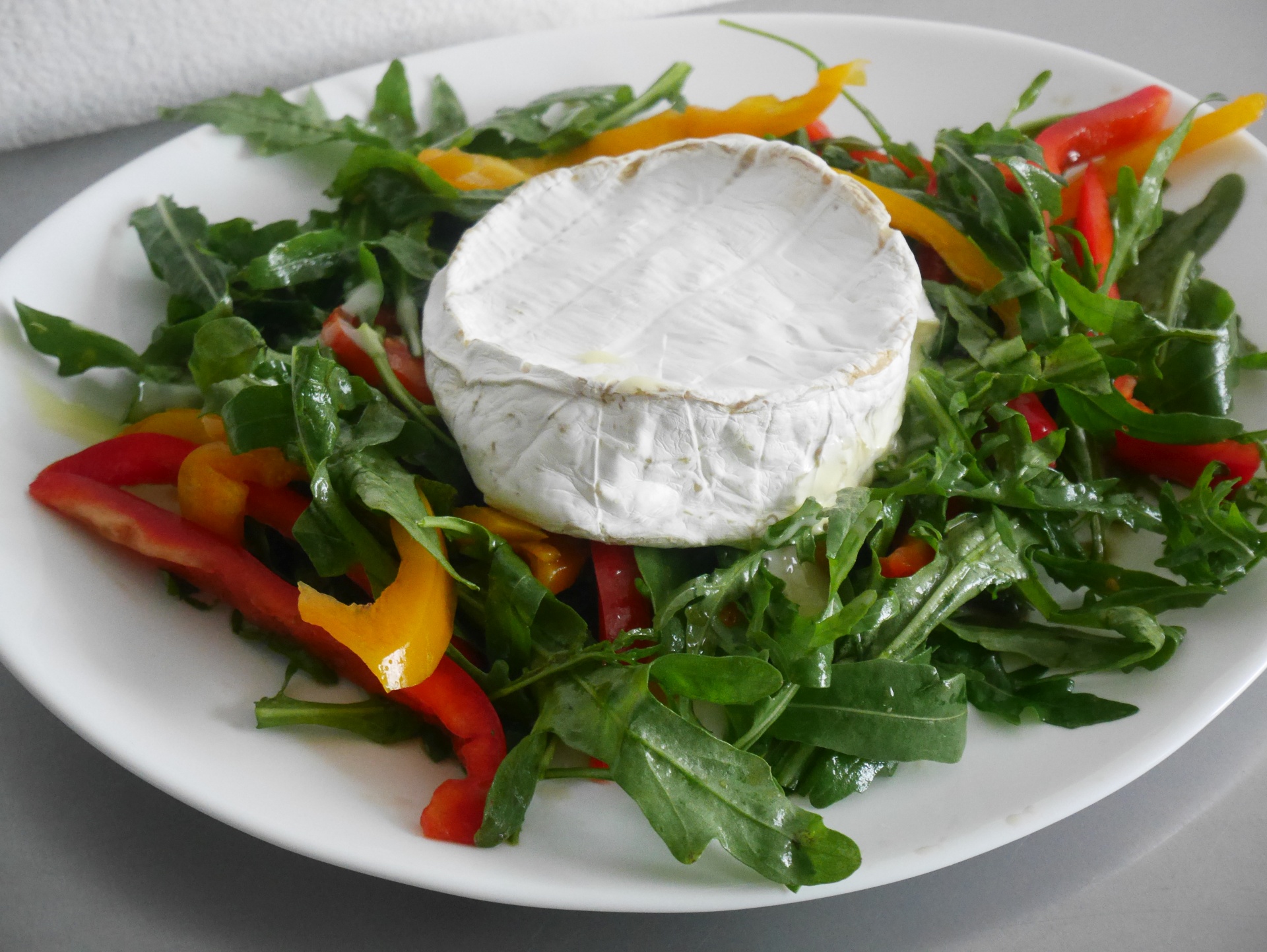 Gebackener Camembert auf Rucola-Paprika-Salat