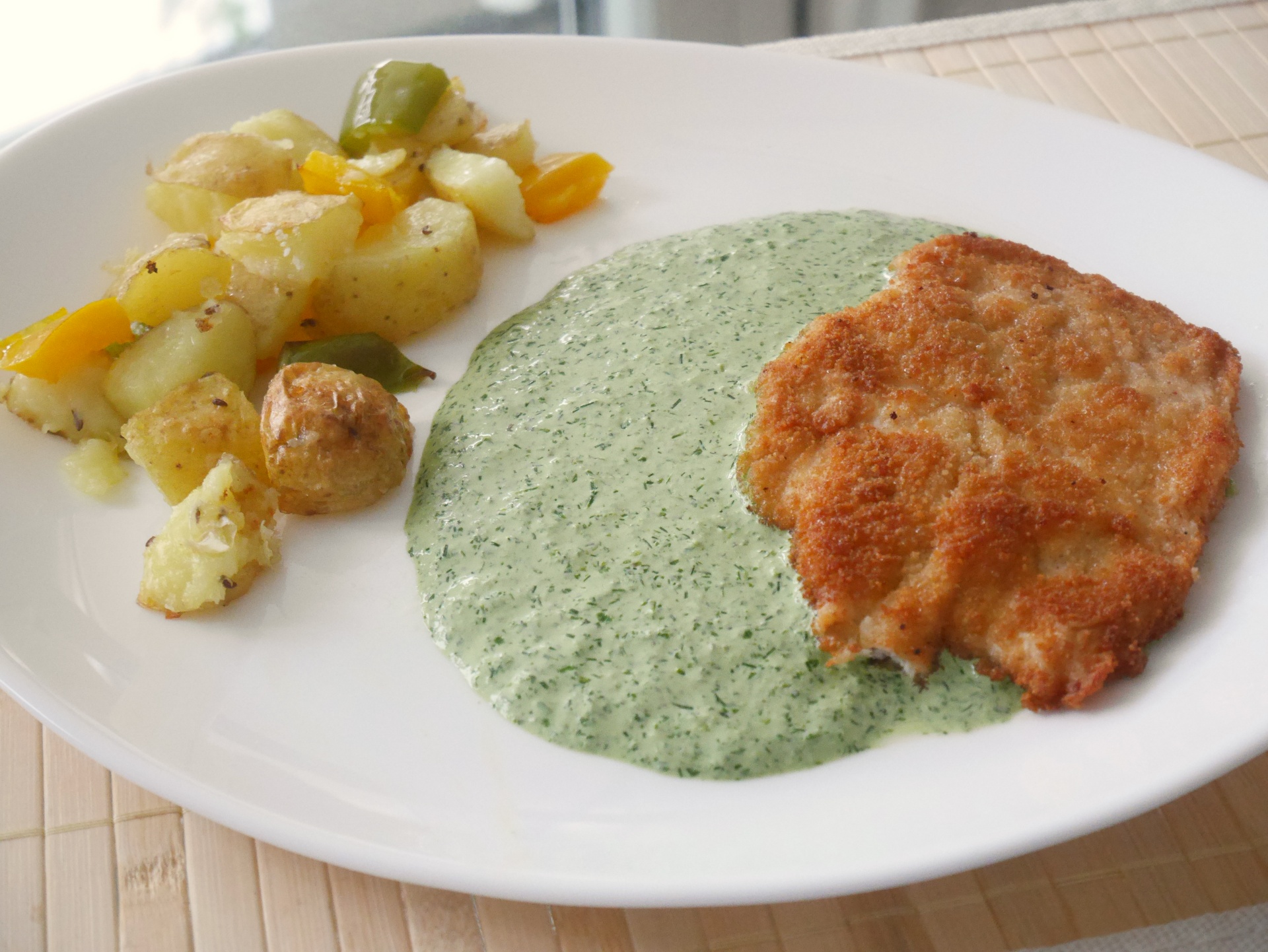 Panierte Hähnchenschnitzel mit grüner Sauce