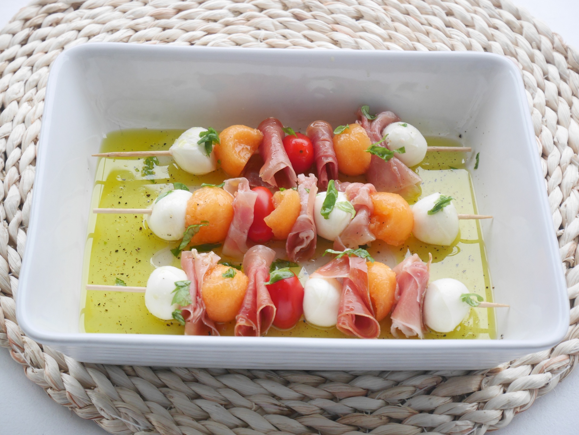 Melonenspiee mit Serranoschinken und
              Mozzarella