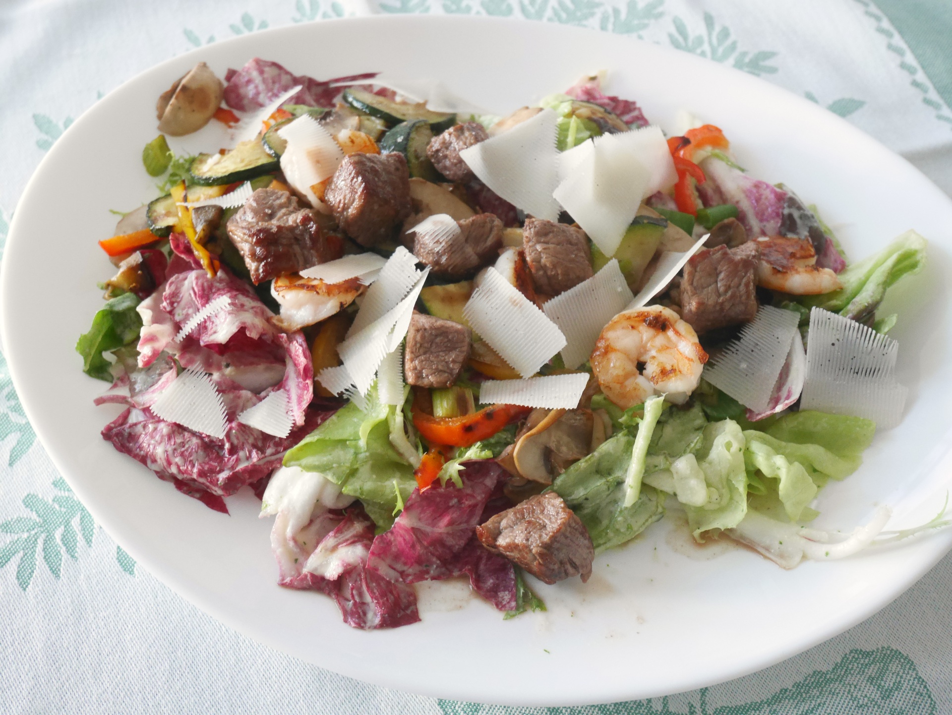 Rind und Garnelen auf Blattsalaten