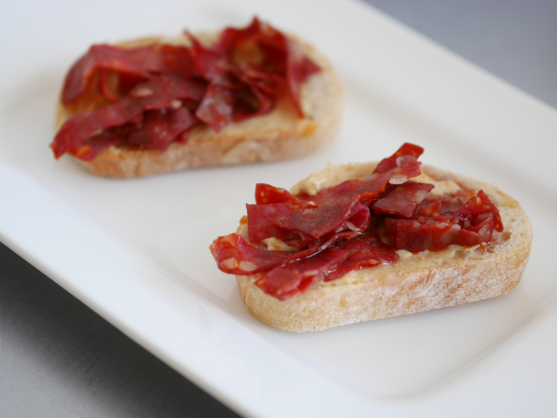Rstbrot mit Hummus und Chorizo