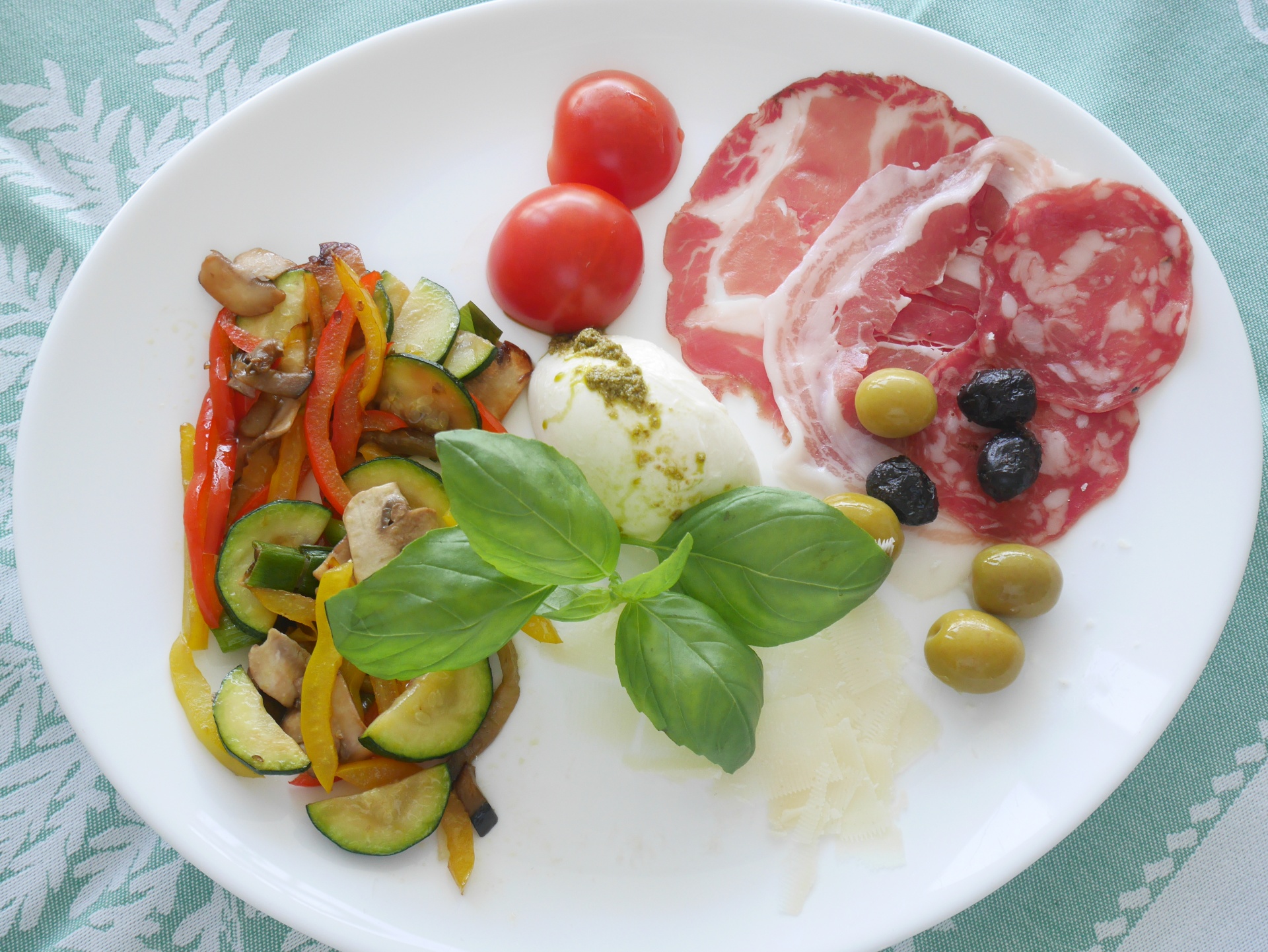 Antipasti mit Mozzarella, Pesto und
              Grillgemse