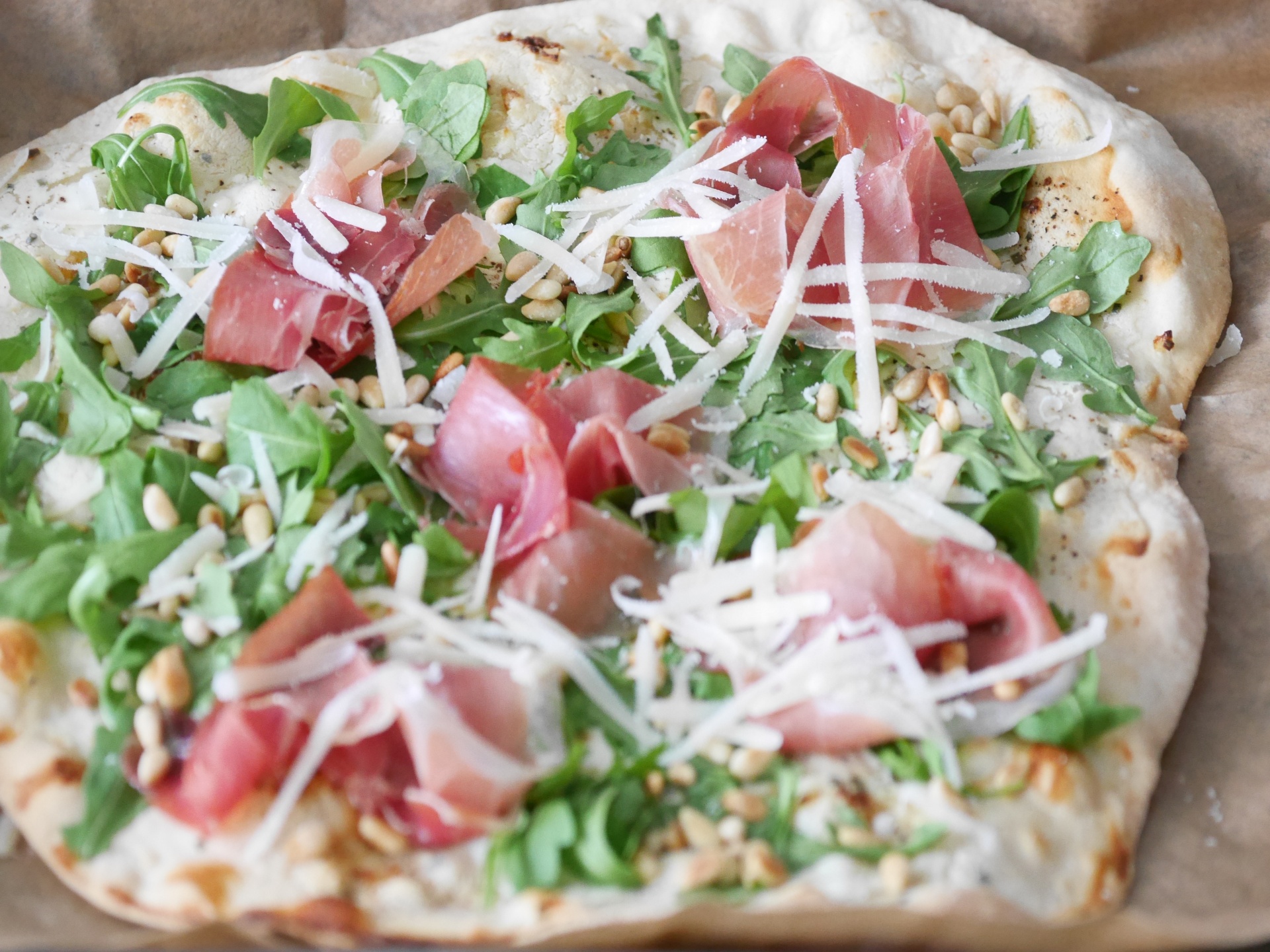 Pizza Bianca mit Rucola und Parmaschinken