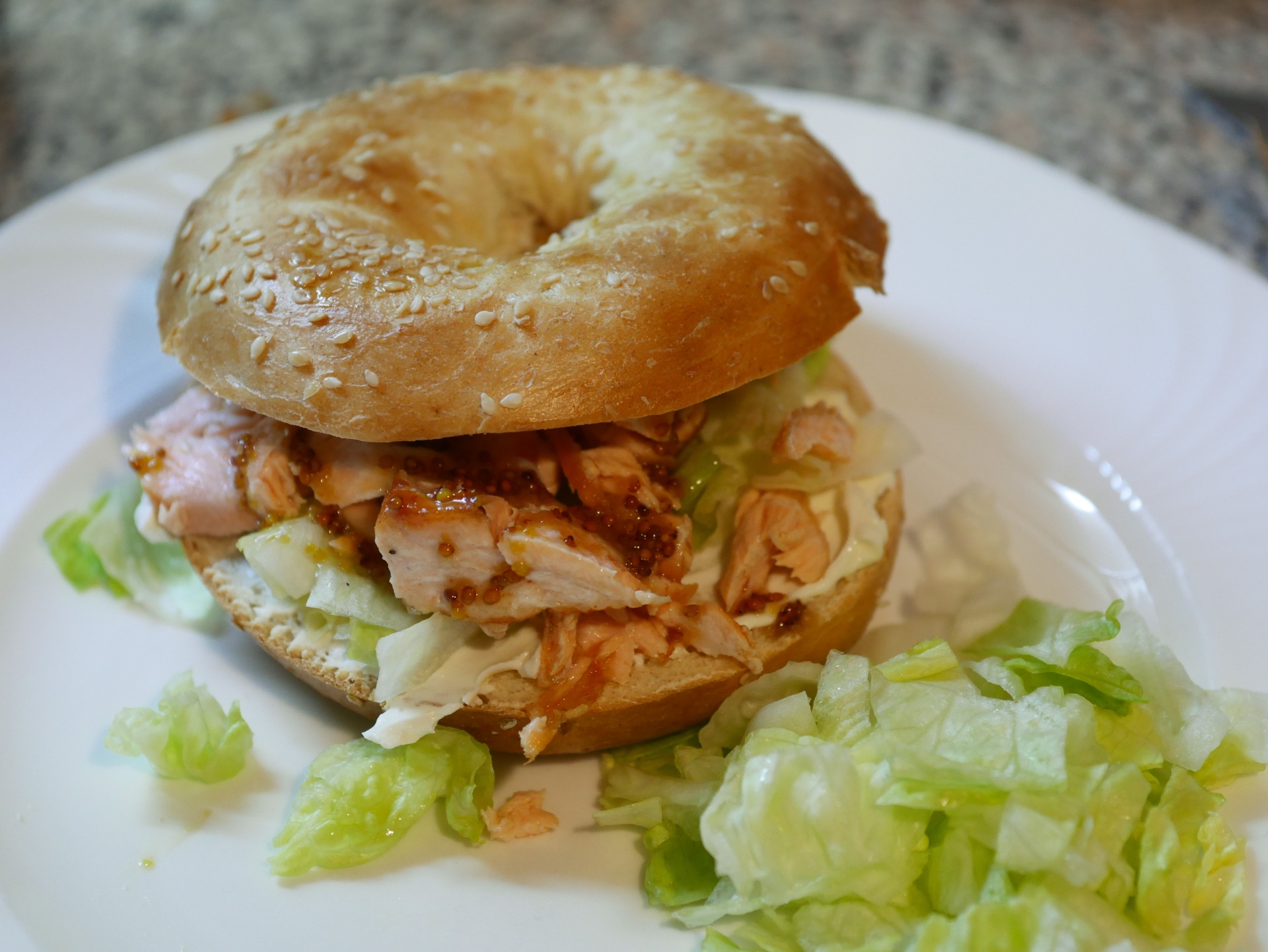 Bagel mit gegrilltem Lachs