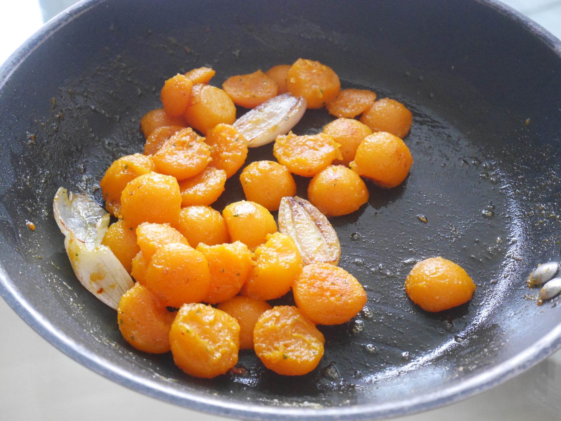 Blanchierte Krbiskugeln, in Butter
              geschwenkt