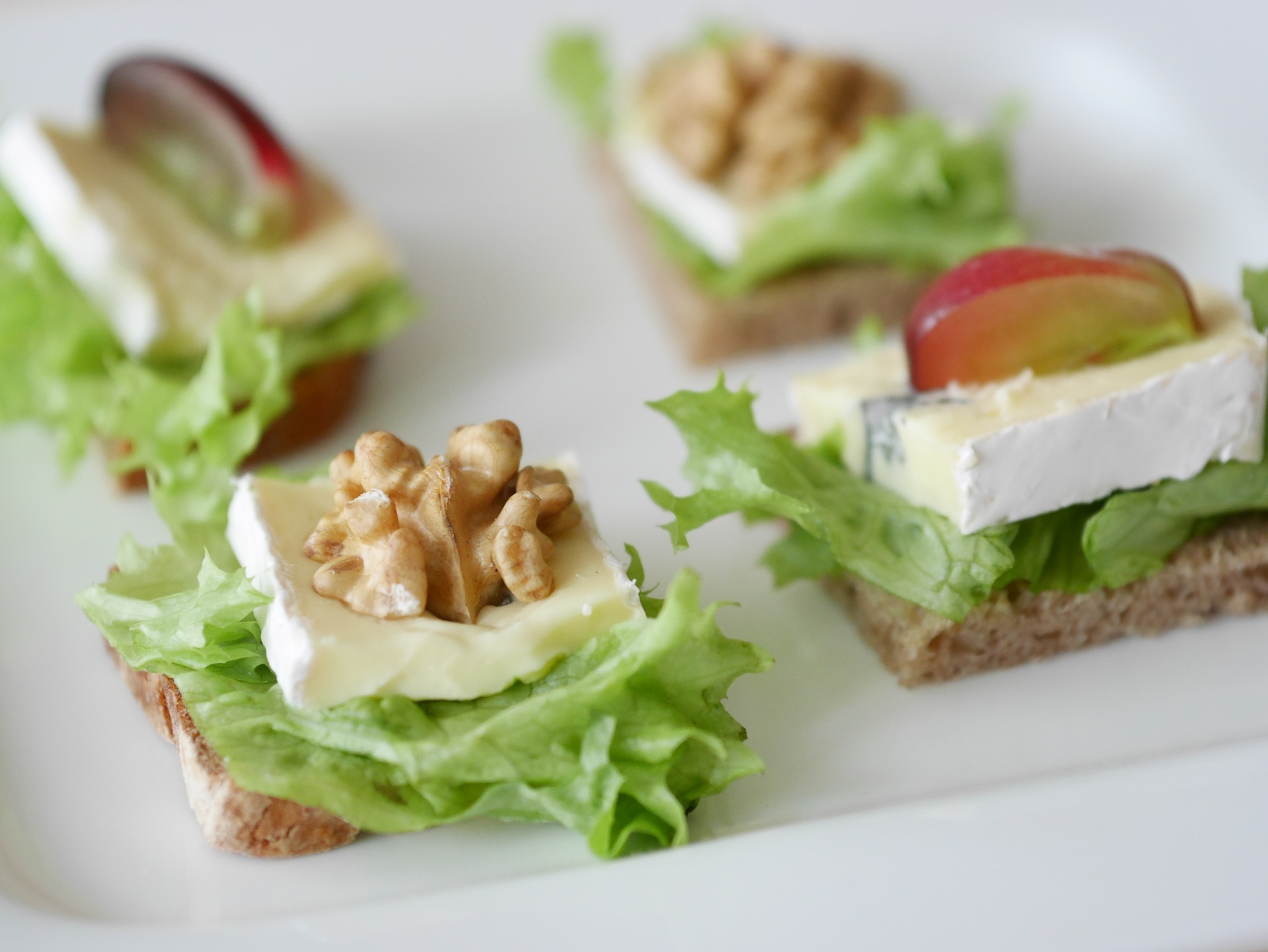 Mini-Canaps mit Blauschimmel-Weichkse,
              Trauben und Walnssen