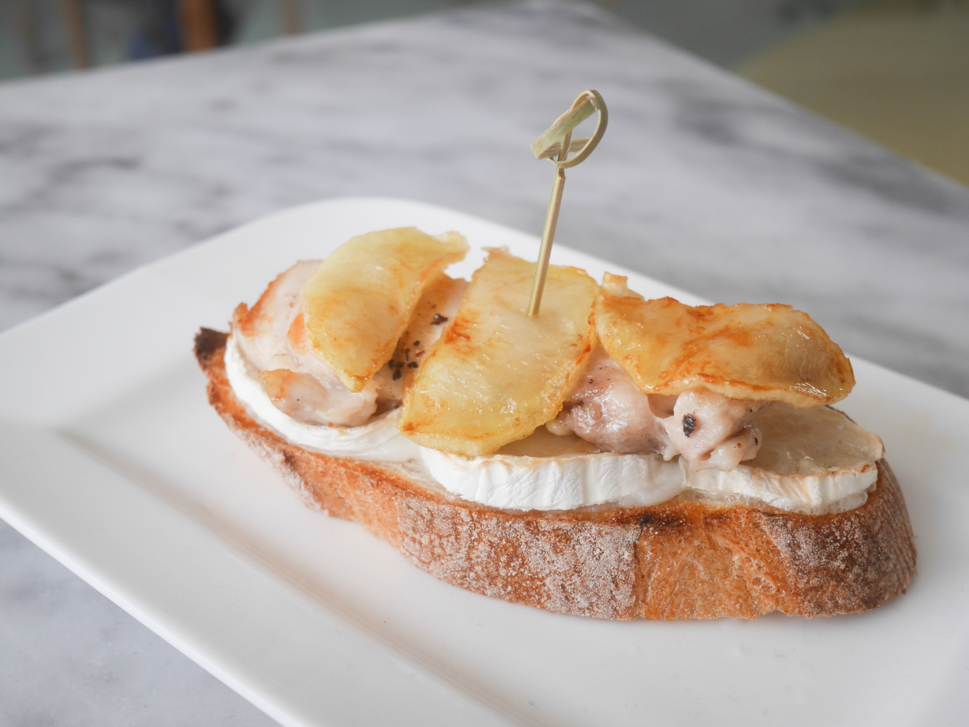Rstbrot mit Ziegenkse, Hhnchen und Apfel
