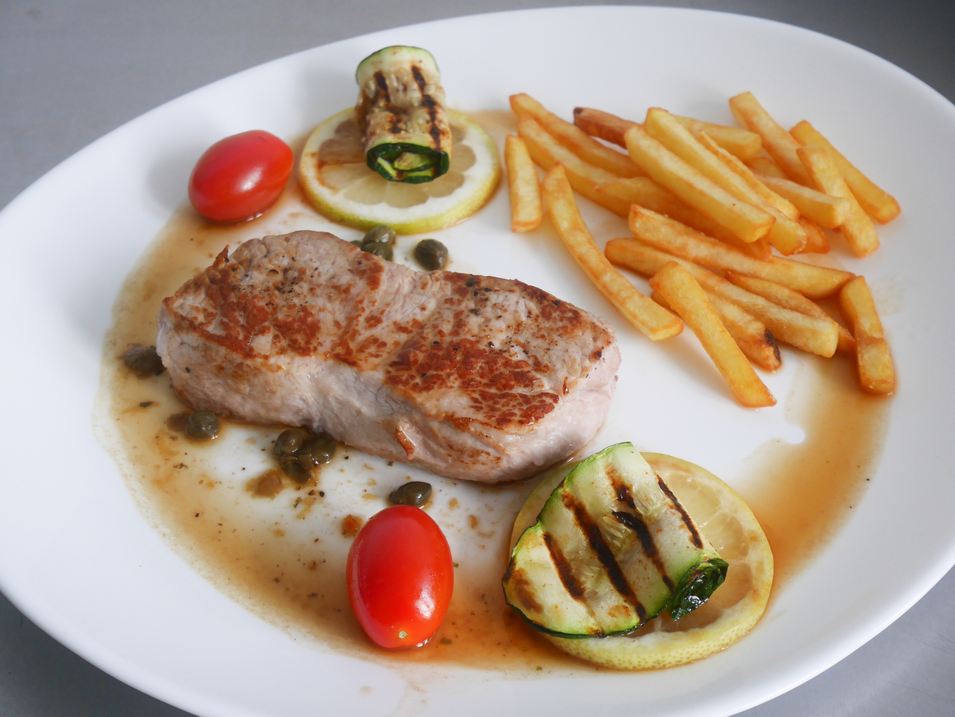Kalbsrckensteak mit Zitronen-Kapern-Sauce
