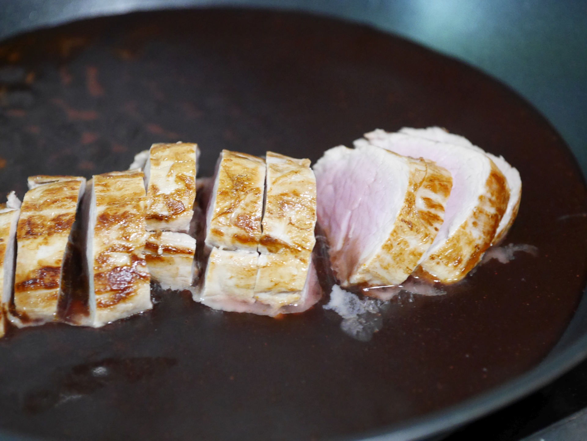 Schweinefilet aus dem Backofen mit
              Rotweinsauce