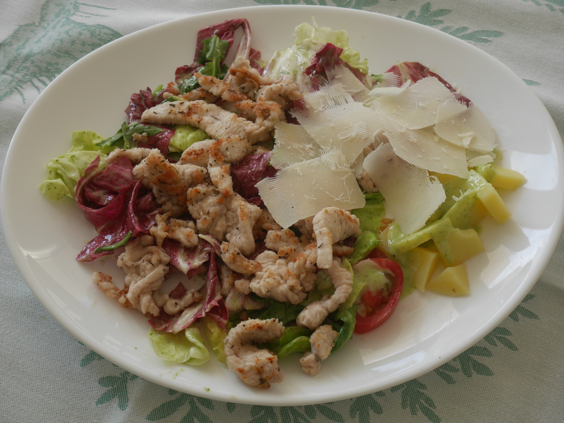 Blattsalate mit Rucola-Senfsauce und
              Putenbruststreifen