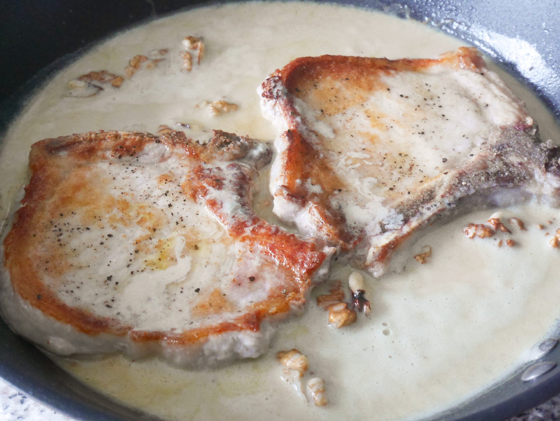 Schweinekoteletts mit Roquefortsauce und
              Walnssen