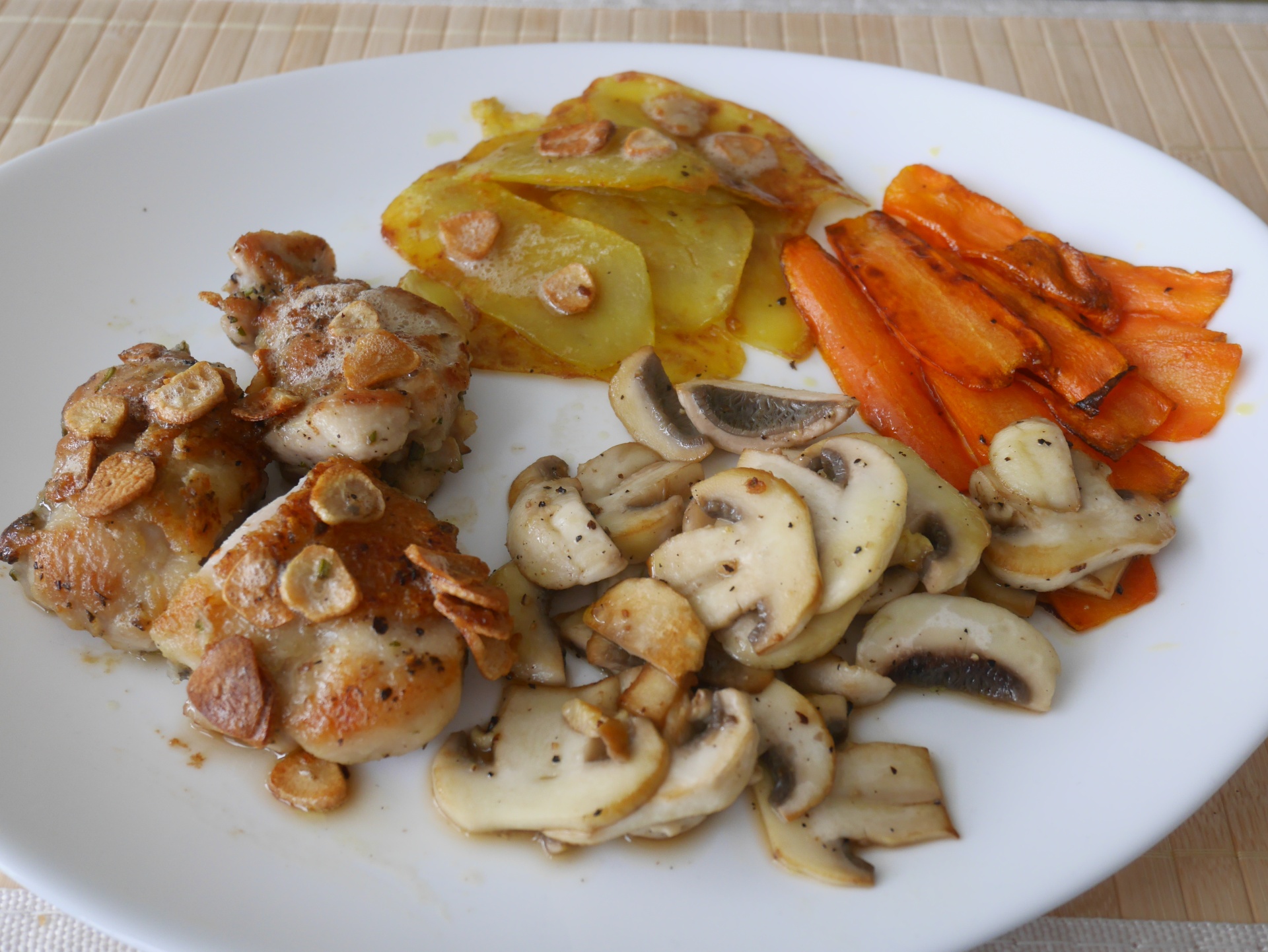 Hhnchensteaks mit Knoblauchchips und
              Minutengemse