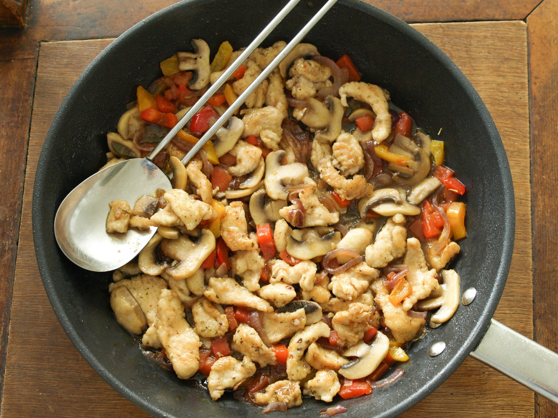 Putengeschnetzeltes mit Paprika und
              Champignons
