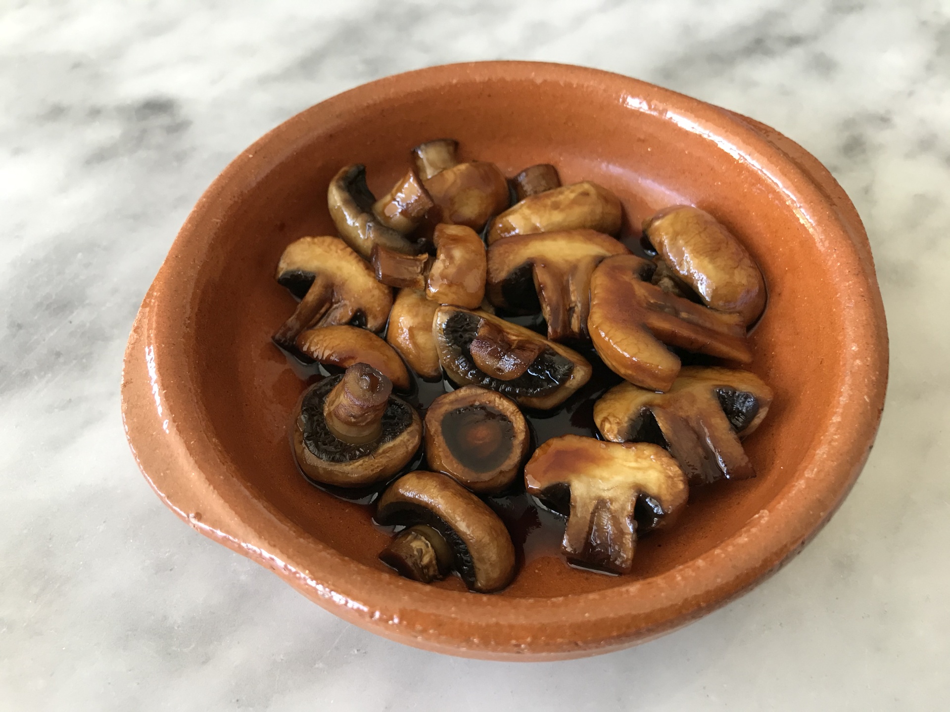 Champignons mit Teriyaki-Marinade