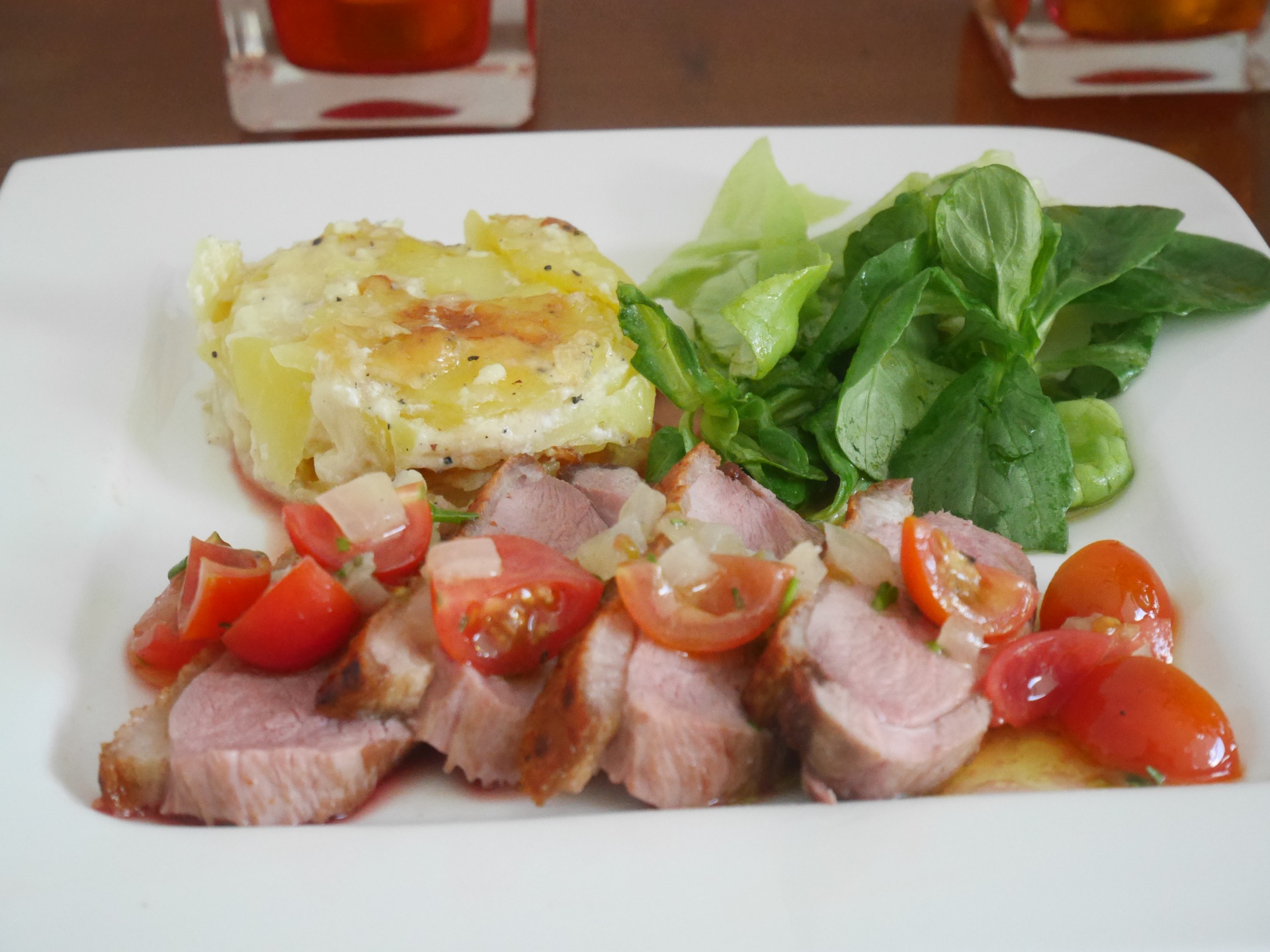 Entenbrust mit Kartoffelgratin und Feldsalat