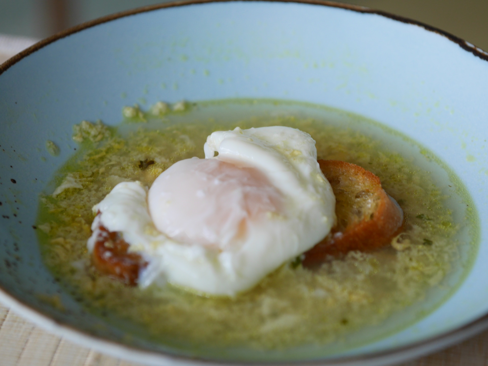 Knoblauchsuppe mit Ei
